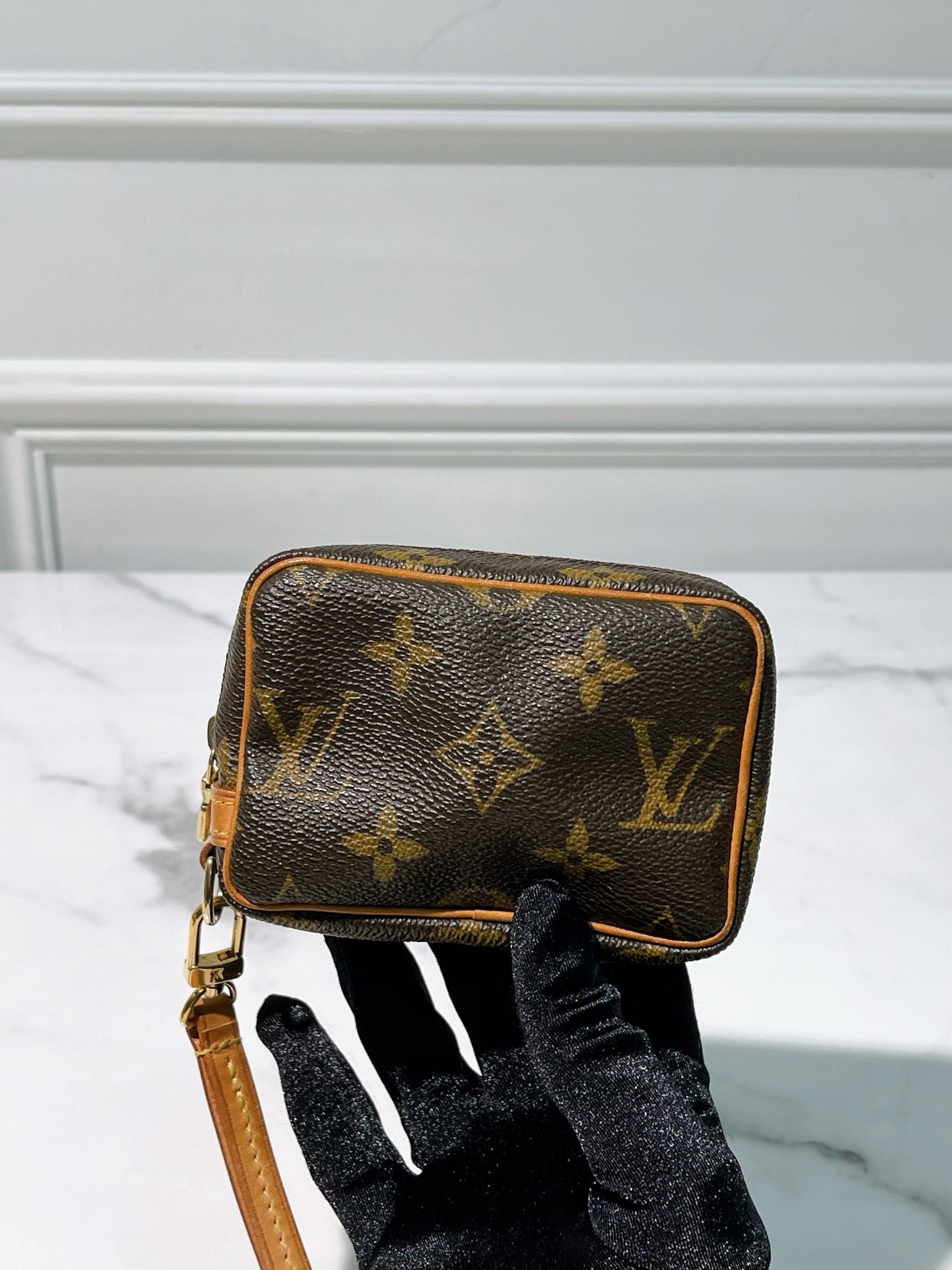 LV ZIPPY PURSE