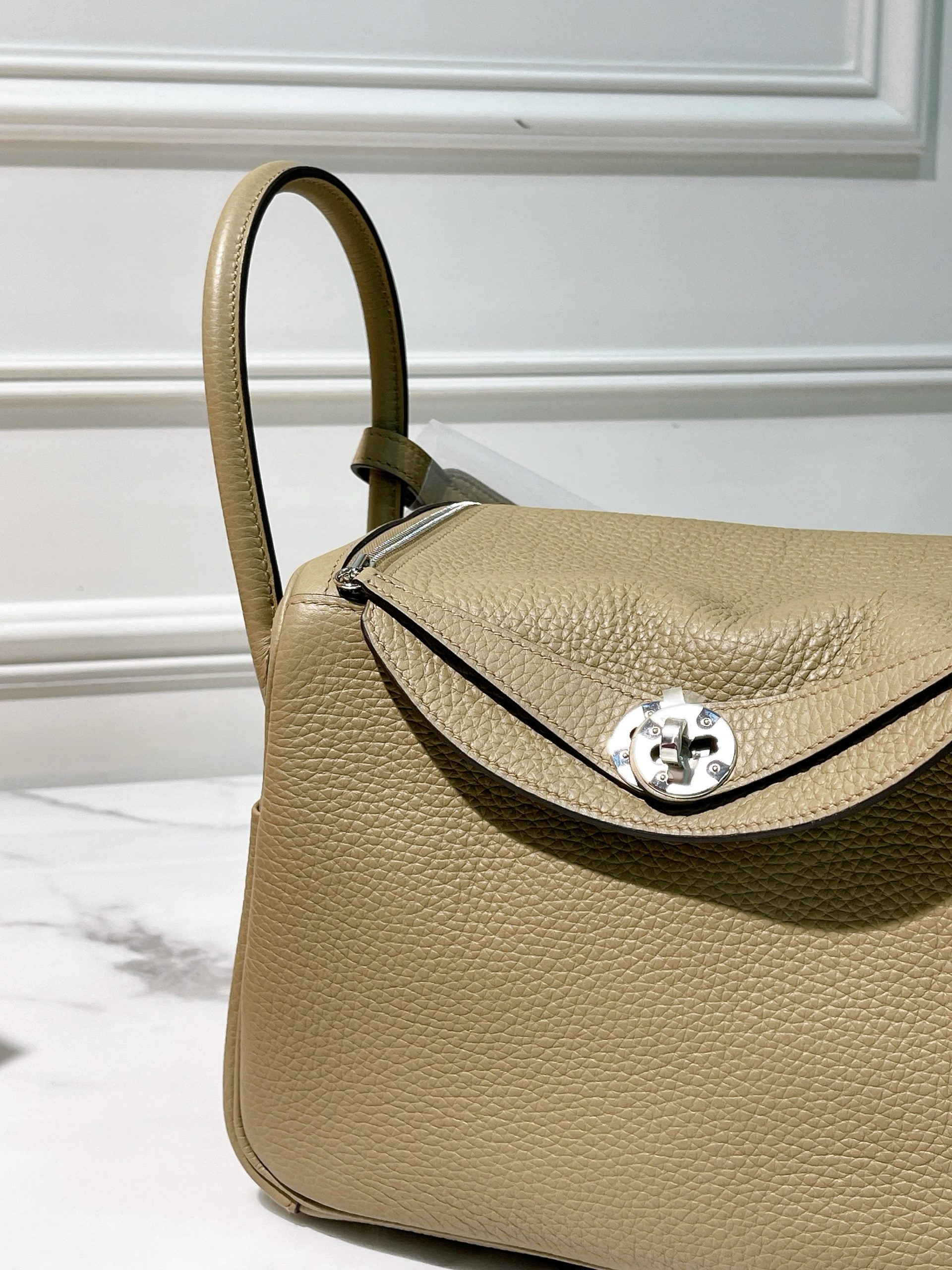 HERMES LINDY 26 BEIGE MARFA/SILVER