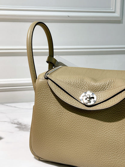 HERMES LINDY 26 BEIGE MARFA/SILVER