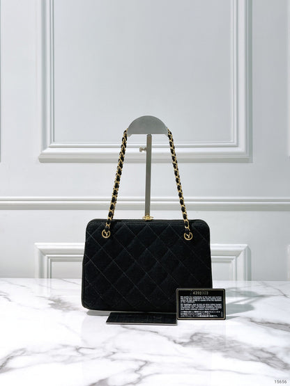 CHANEL VINTAGE CLUTCH