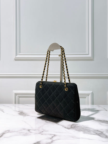 CHANEL VINTAGE CLUTCH