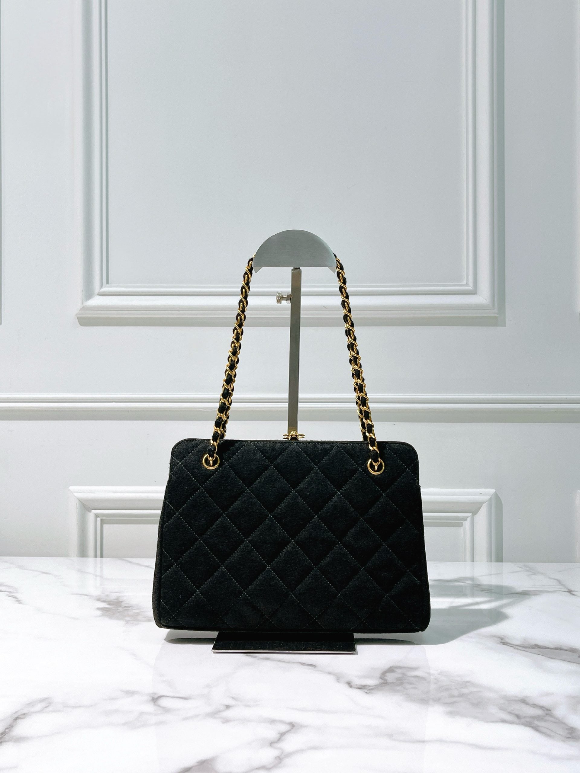 CHANEL VINTAGE CLUTCH