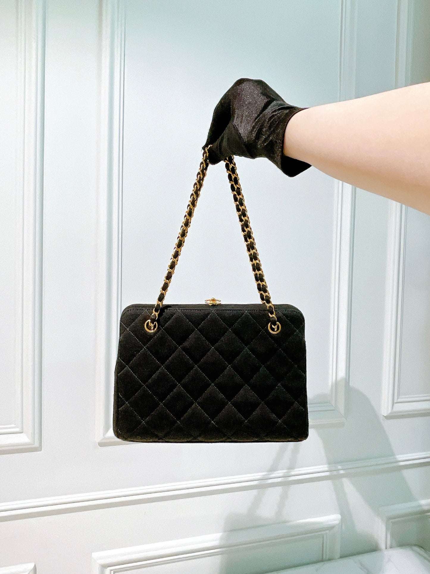 CHANEL VINTAGE CLUTCH