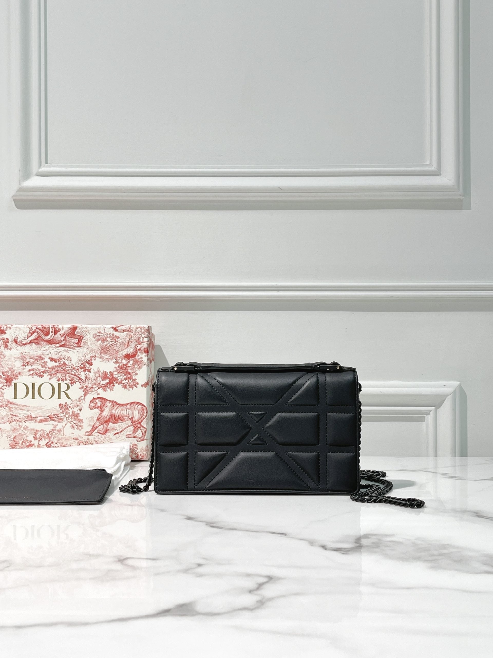 DIORAMA WOC SO BLACK