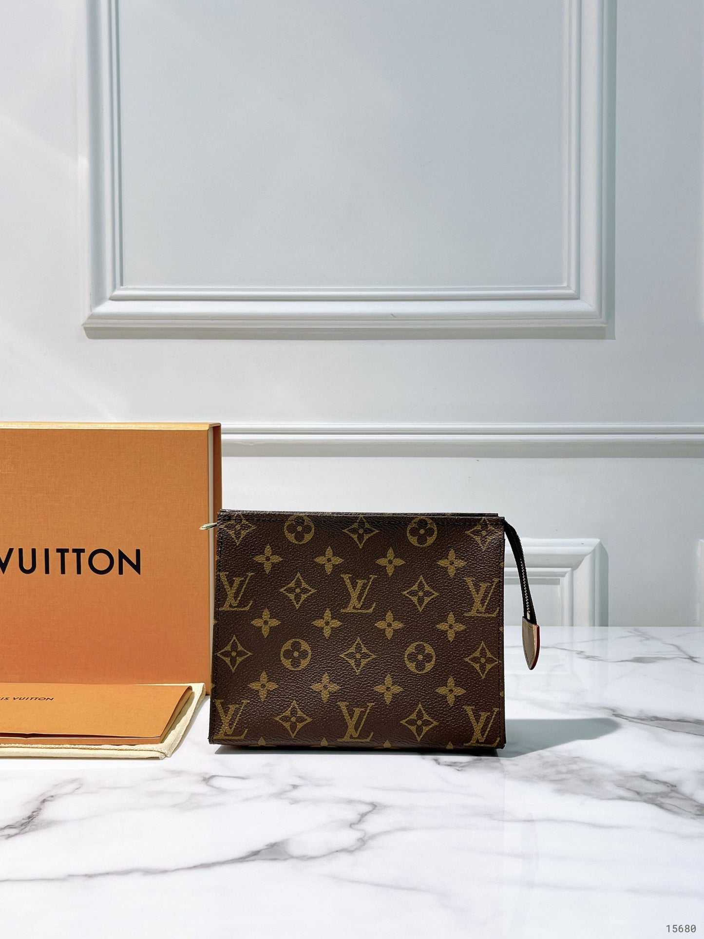 LV POCHE TOILETTE 19
