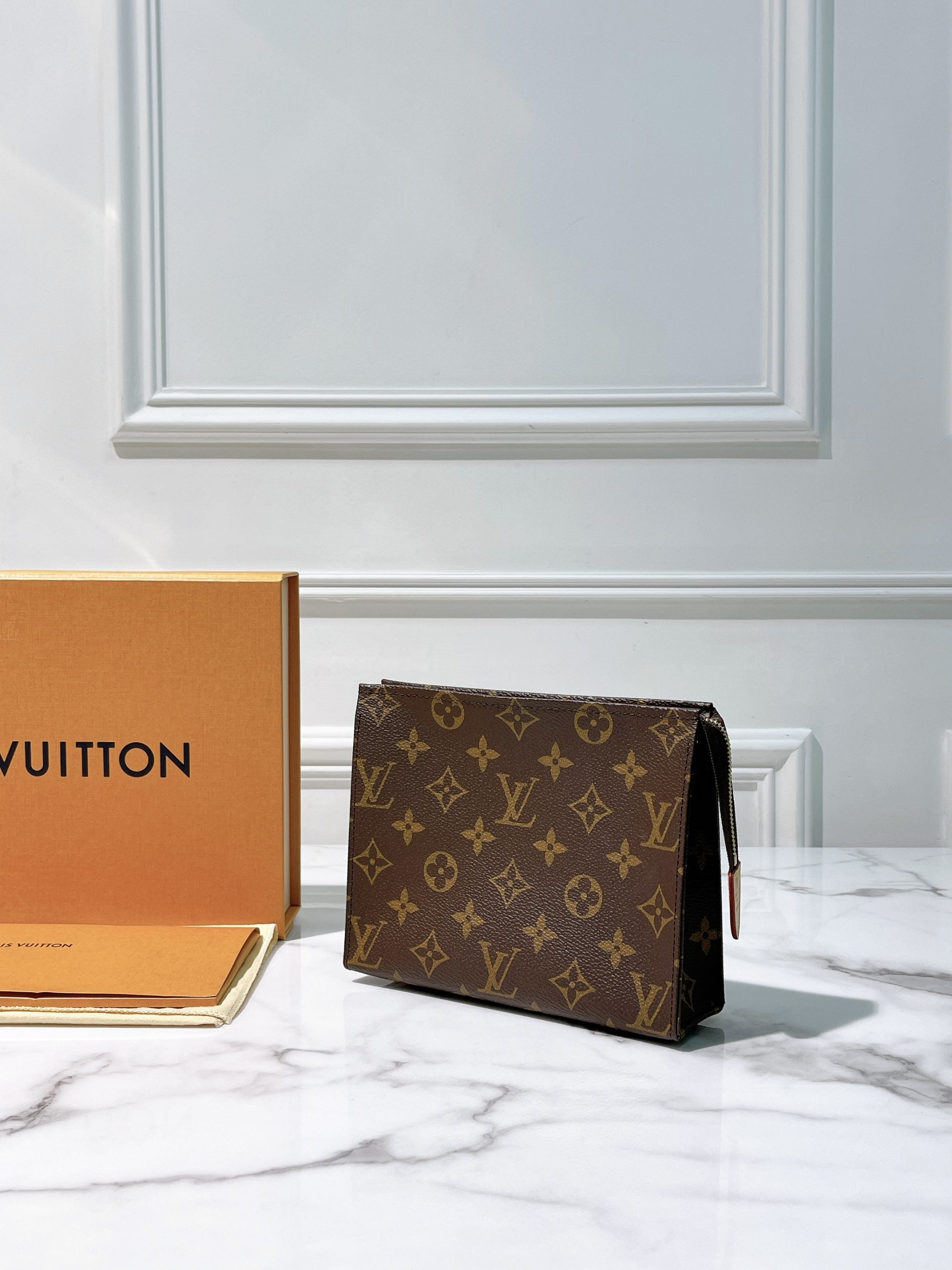 LV POCHE TOILETTE 19