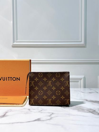 LV POCHE TOILETTE 19