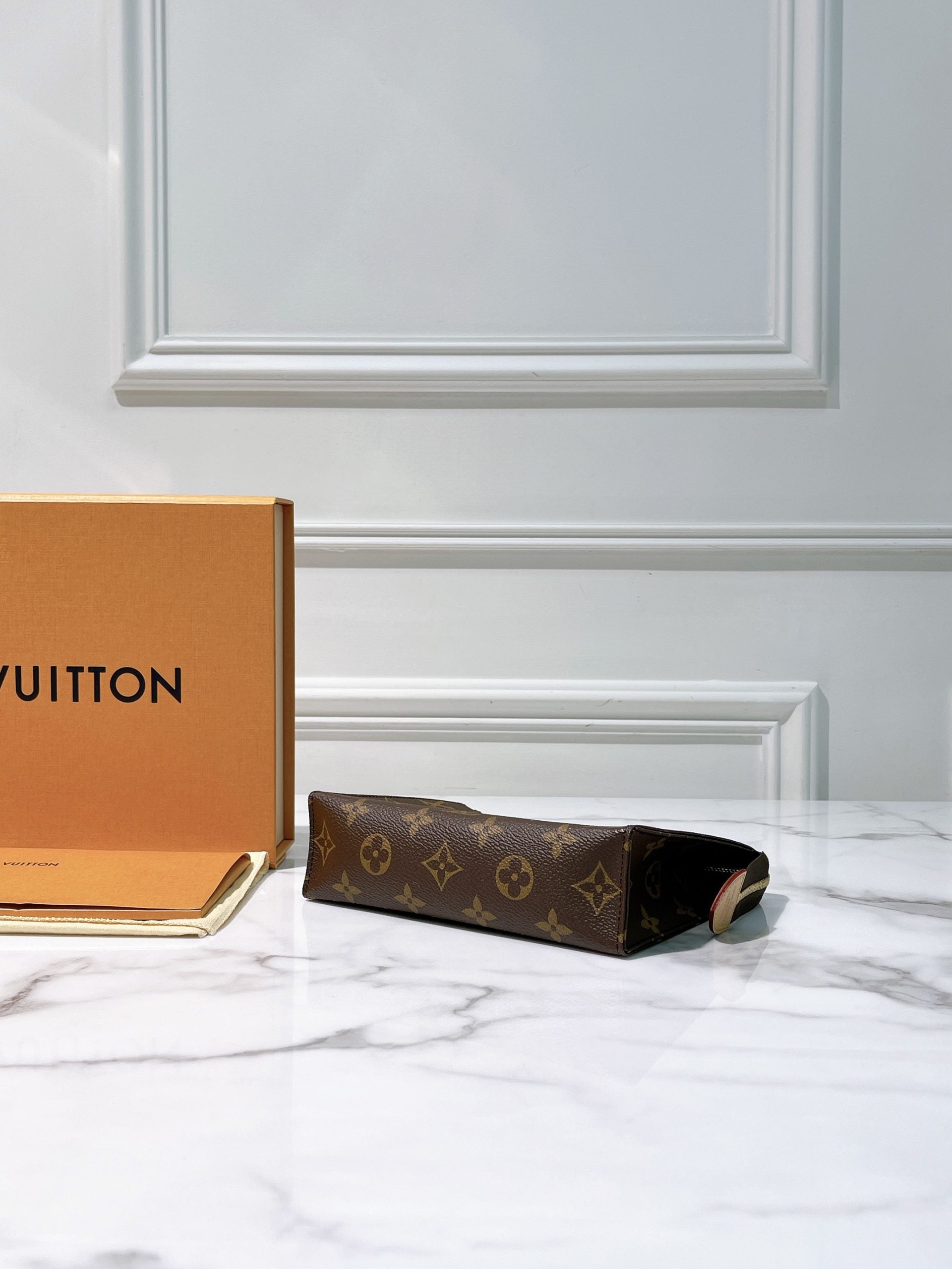 LV POCHE TOILETTE 19