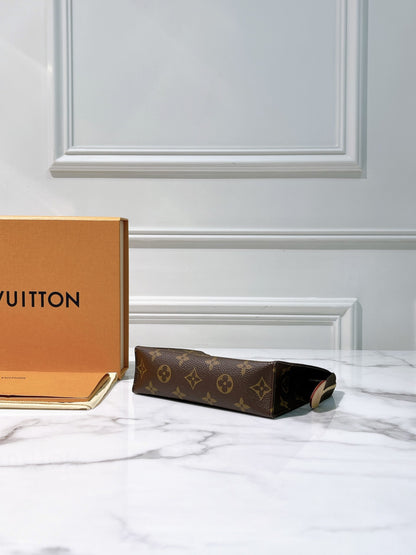 LV POCHE TOILETTE 19