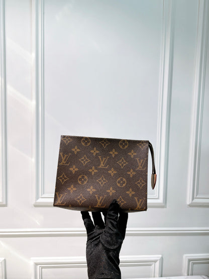 LV POCHE TOILETTE 19