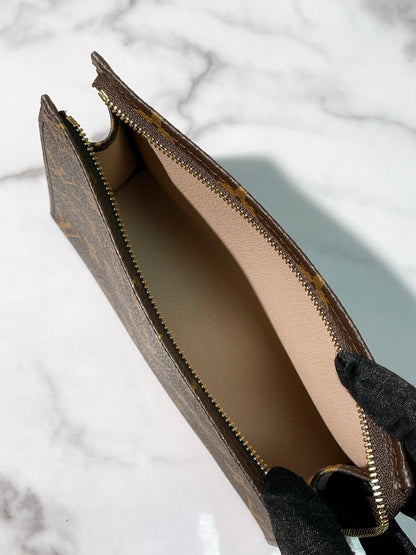 LV POCHE TOILETTE 19