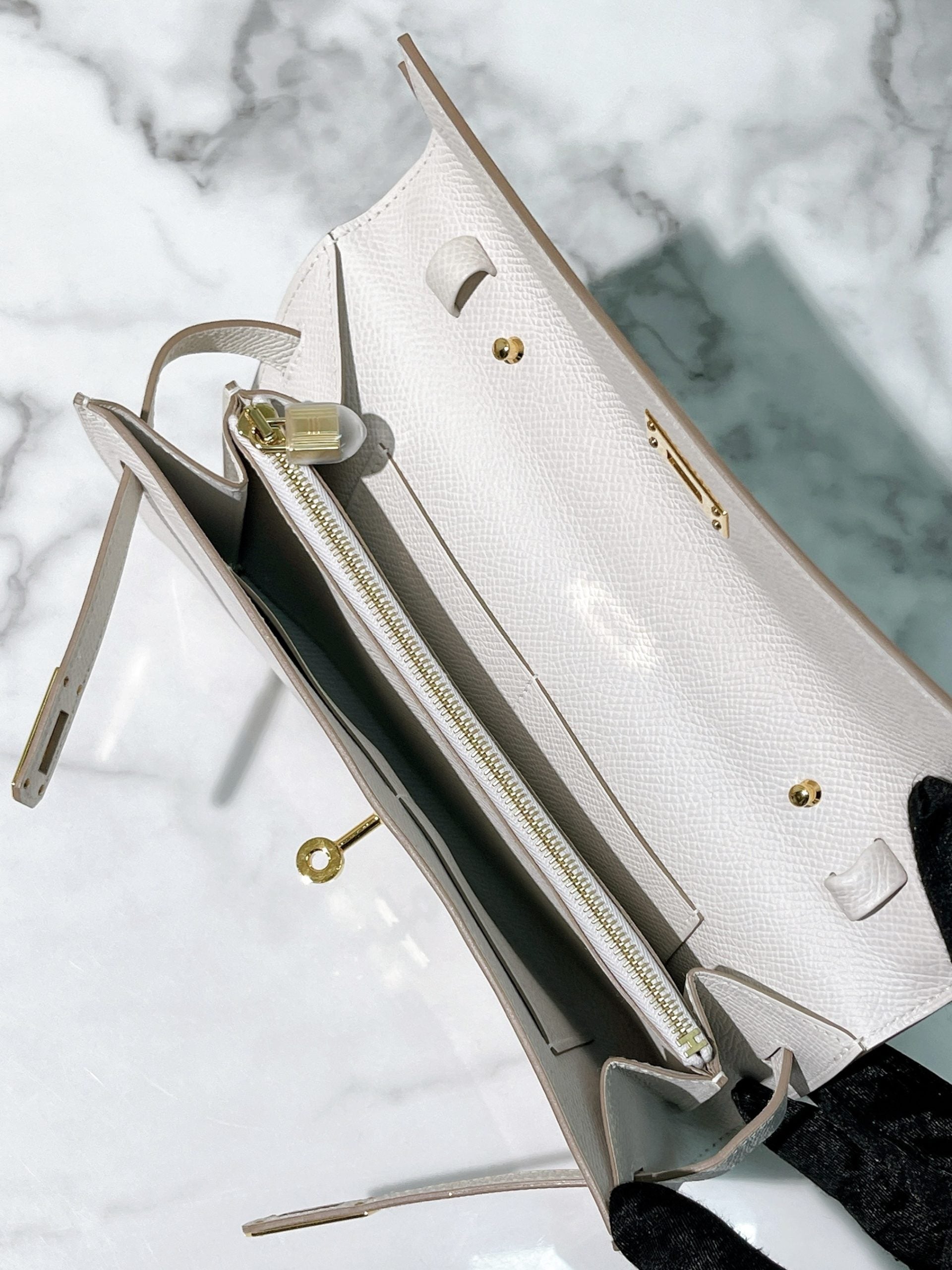 HERMES KELLY TO GO, GRIS PALE/GOLD