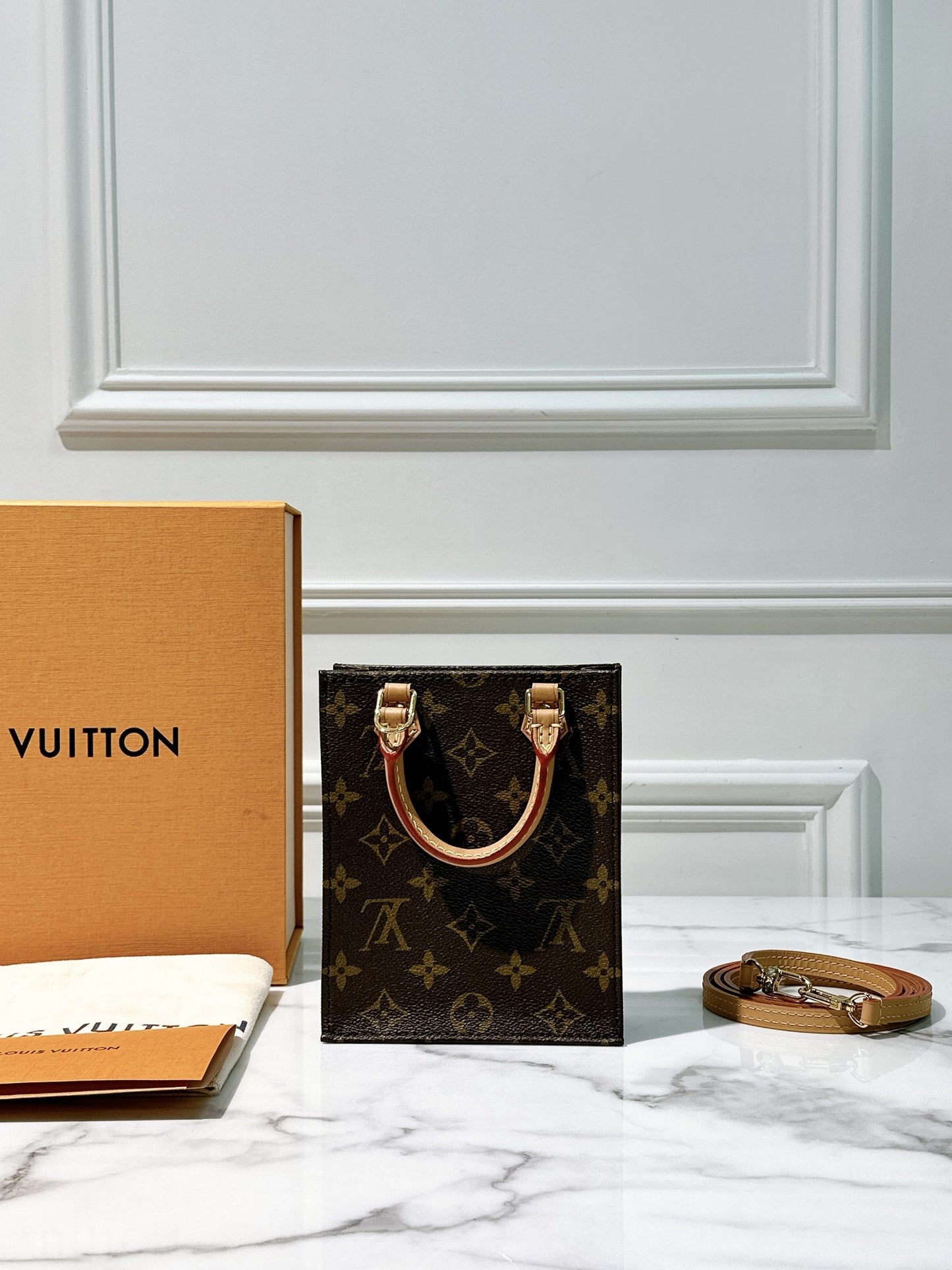 LV PETIT SAC PLAT