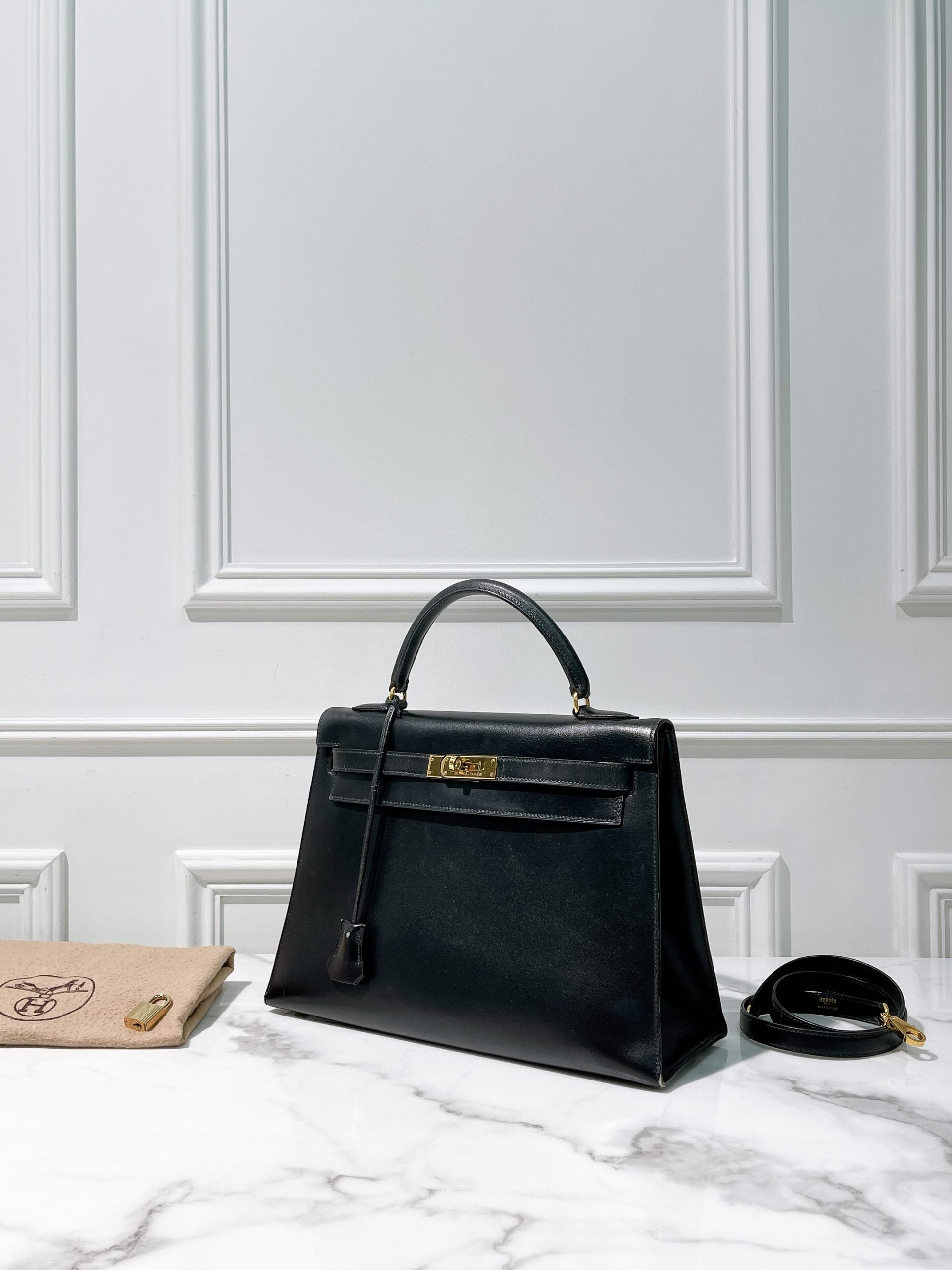HERMES VINTAGE KELLY 32, NOIR/GOLD