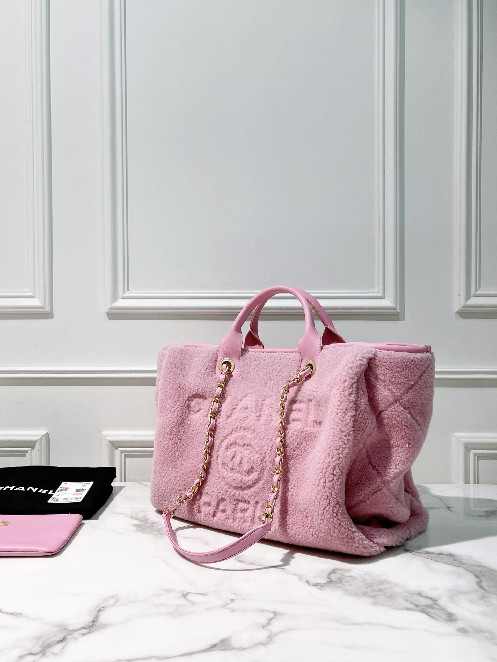 CHANEL 22A SHOPPING BAG