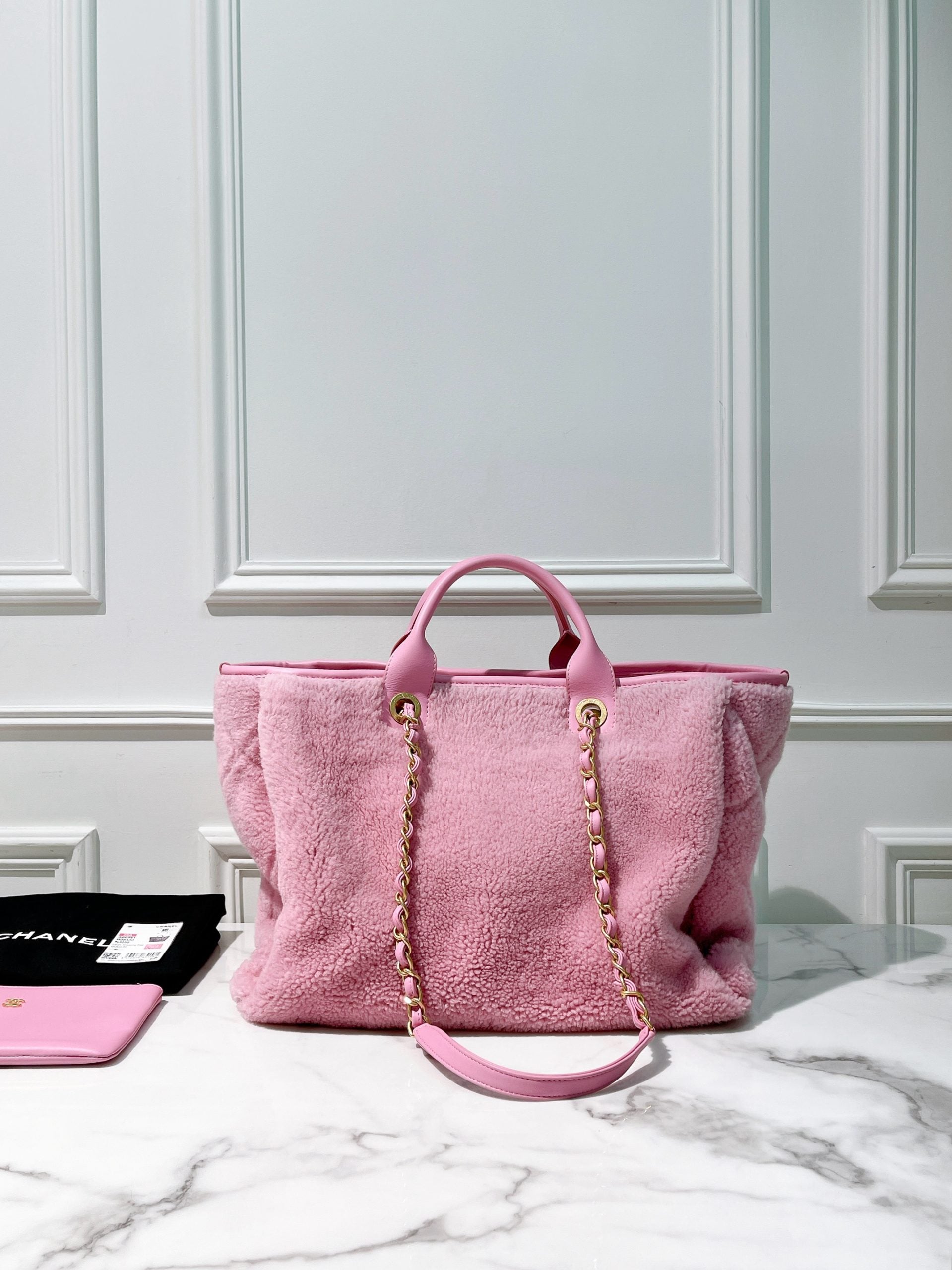 CHANEL 22A SHOPPING BAG