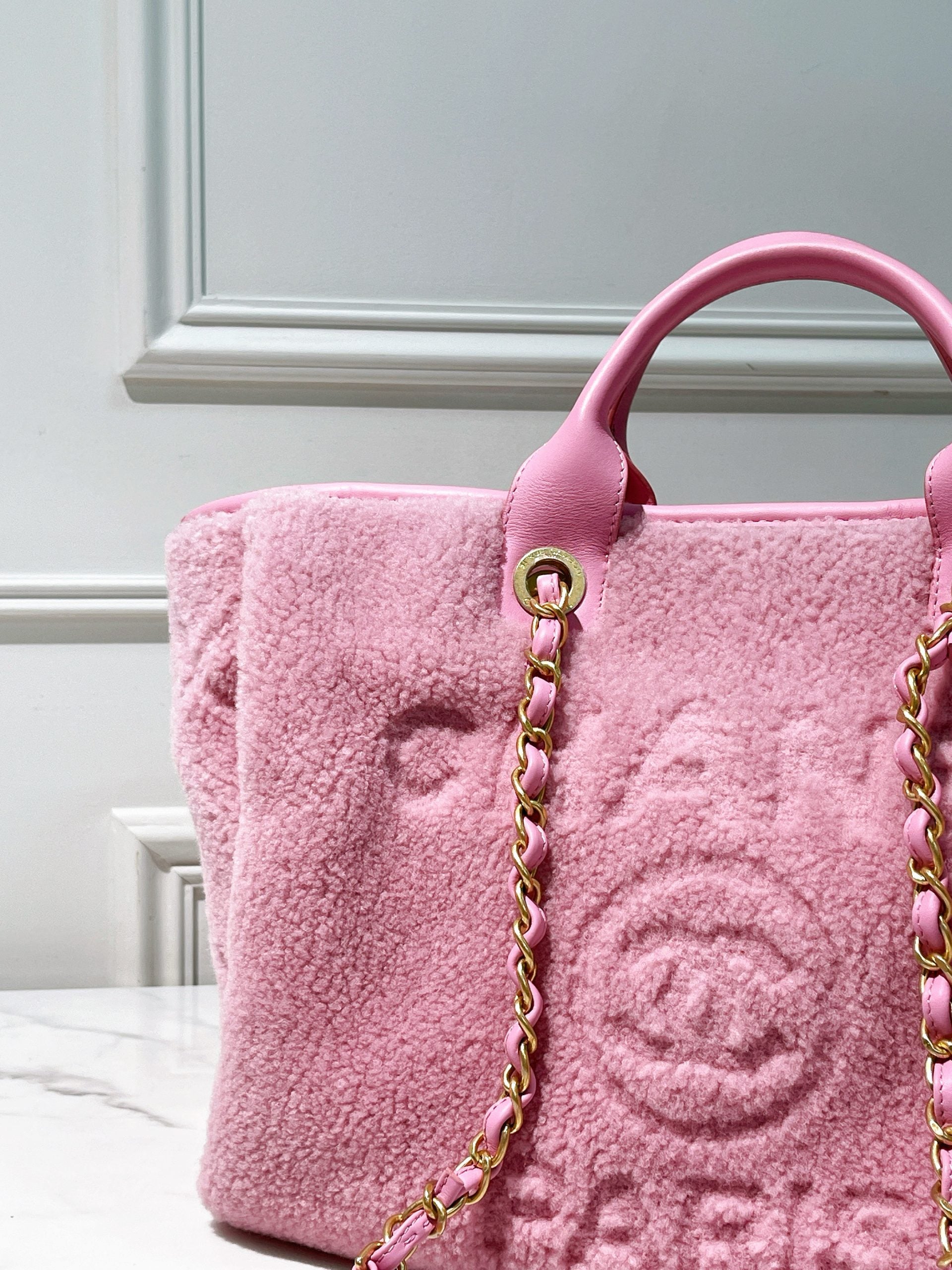 CHANEL 22A SHOPPING BAG