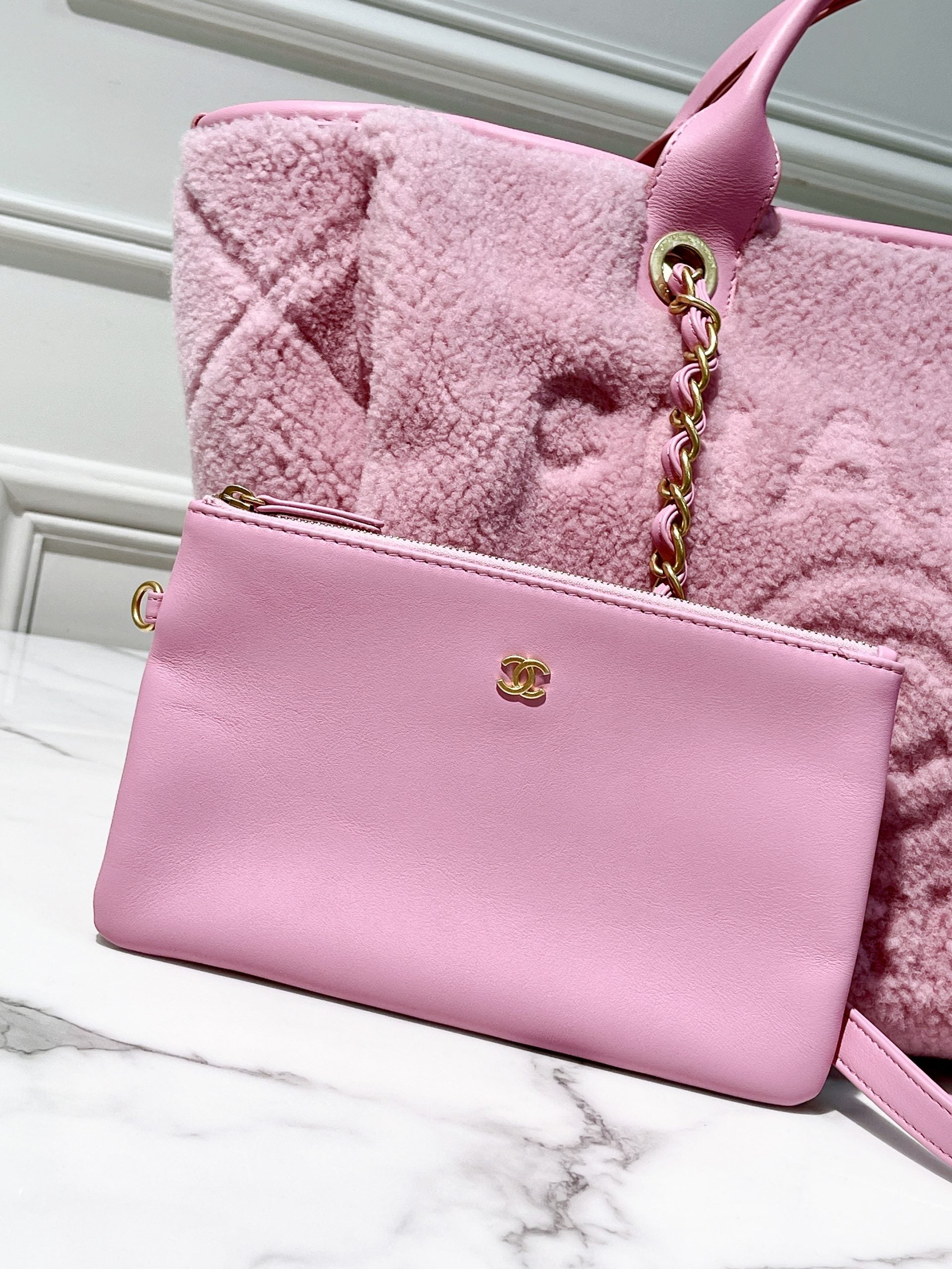 CHANEL 22A SHOPPING BAG