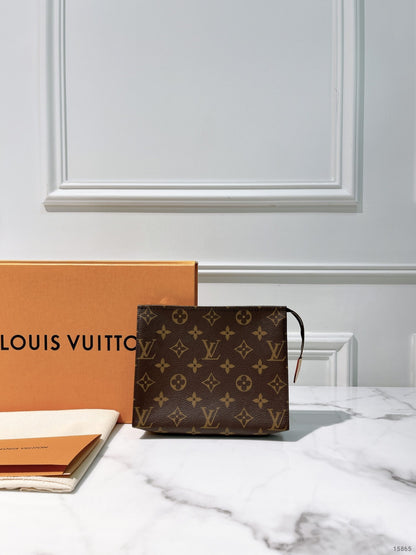 LV POCHE TOILETRY 19