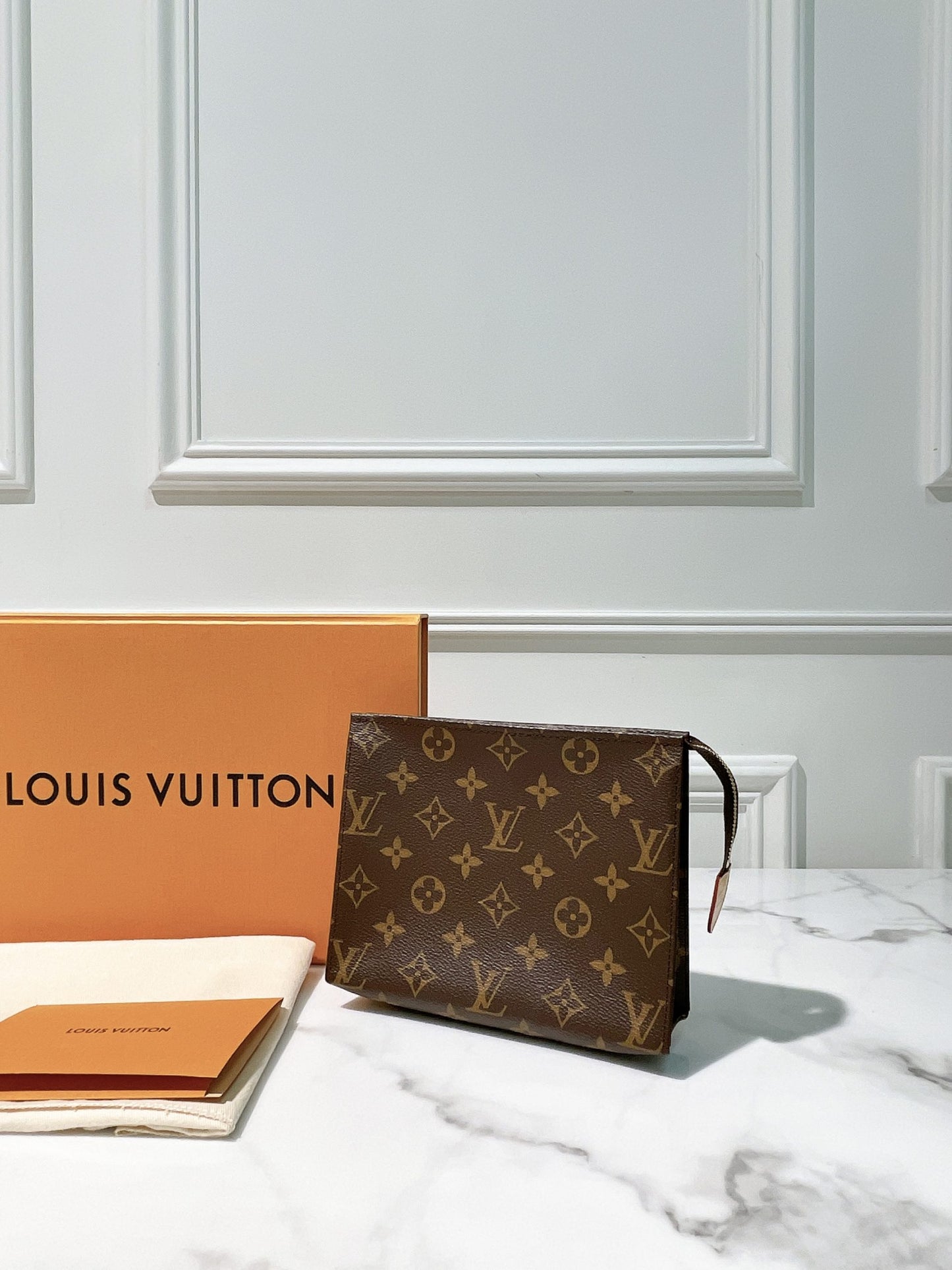 LV POCHE TOILETRY 19