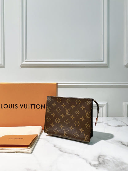 LV POCHE TOILETRY 19