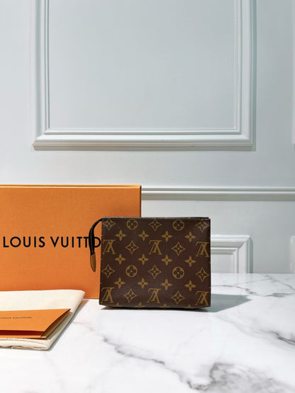 LV POCHE TOILETRY 19