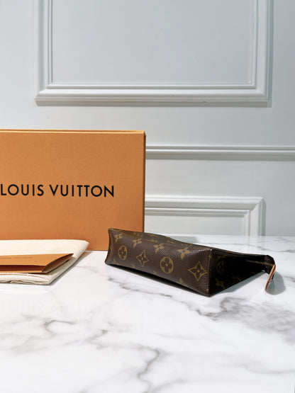 LV POCHE TOILETRY 19