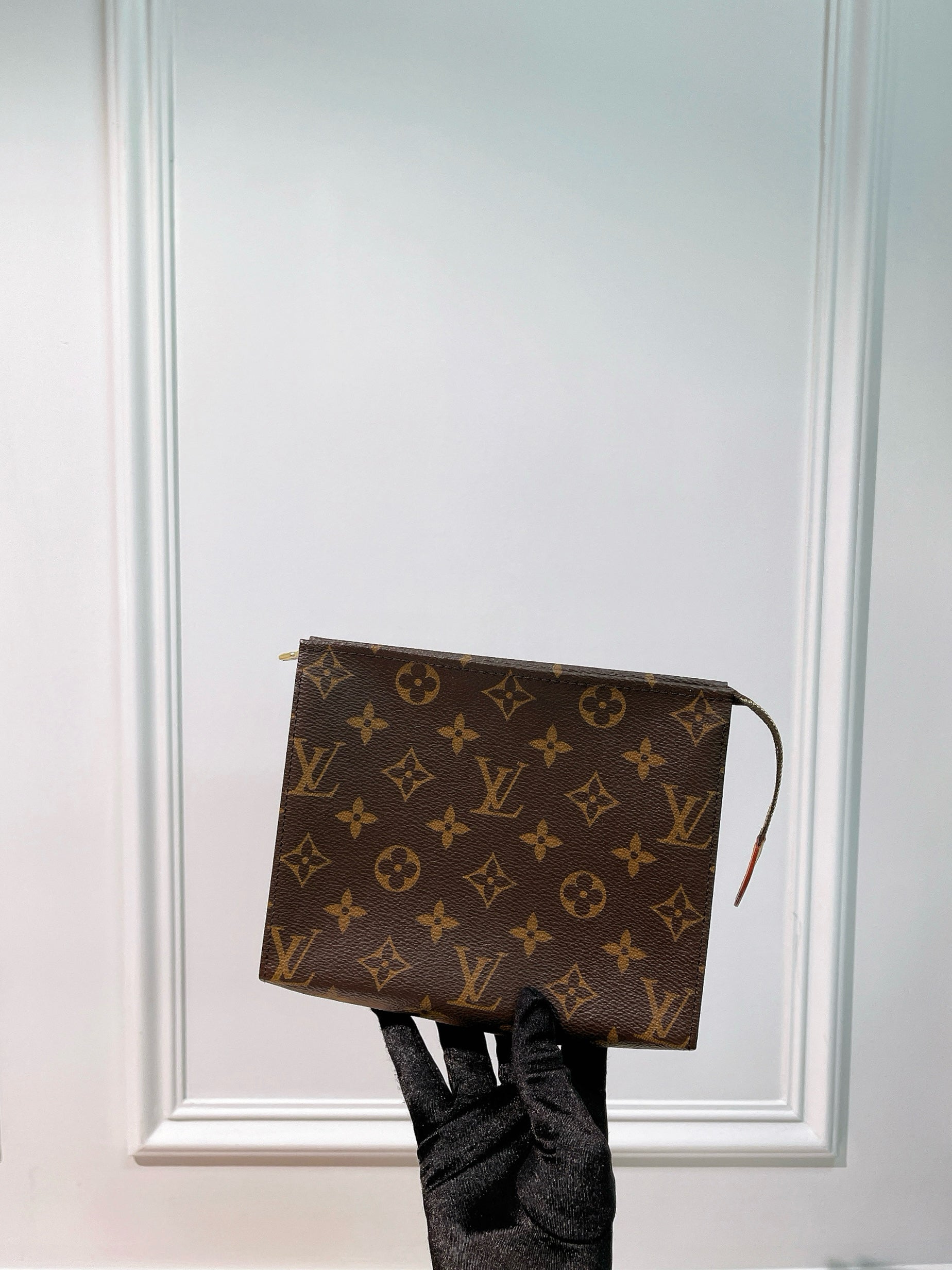 LV POCHE TOILETRY 19