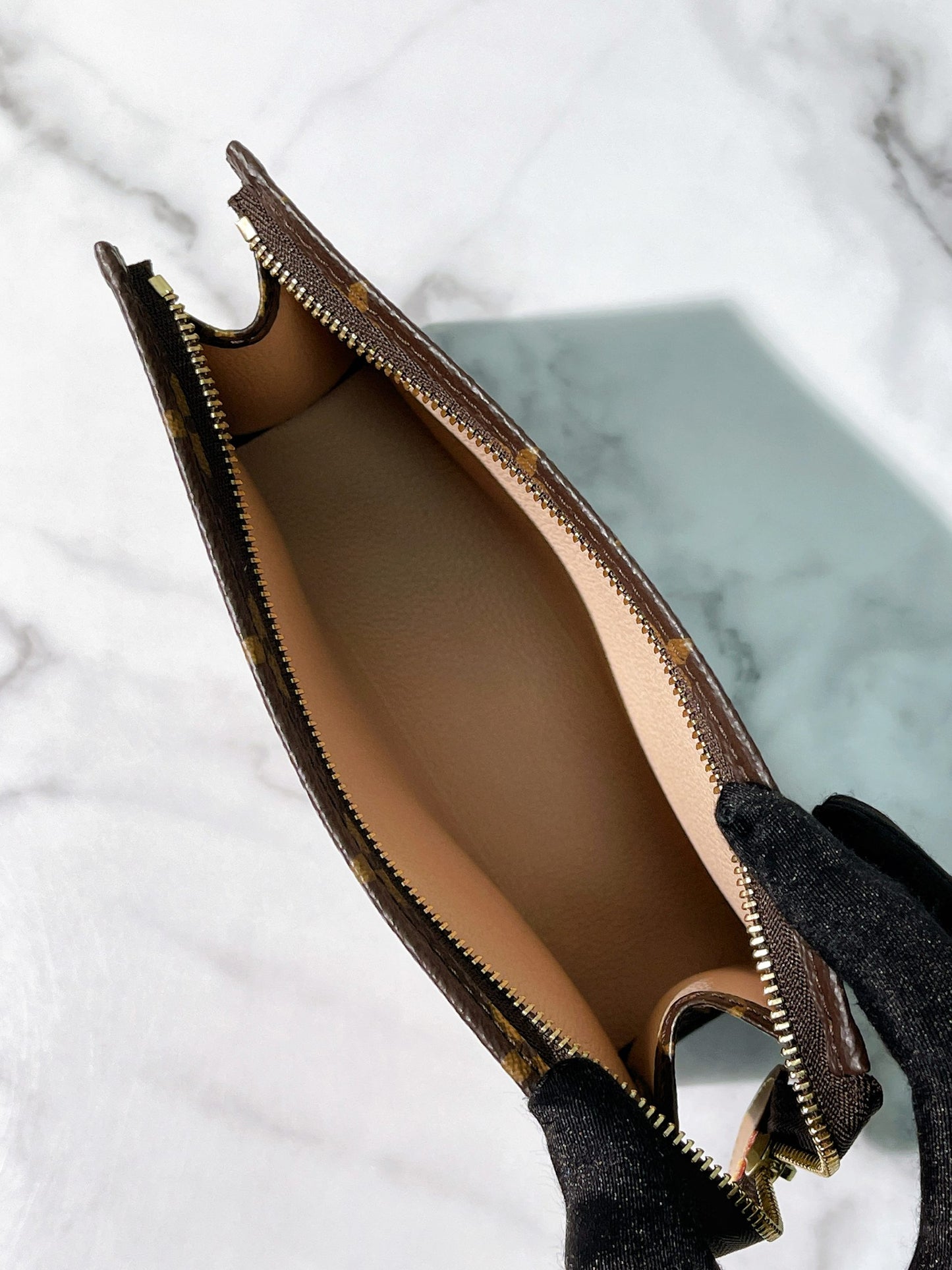 LV POCHE TOILETRY 19