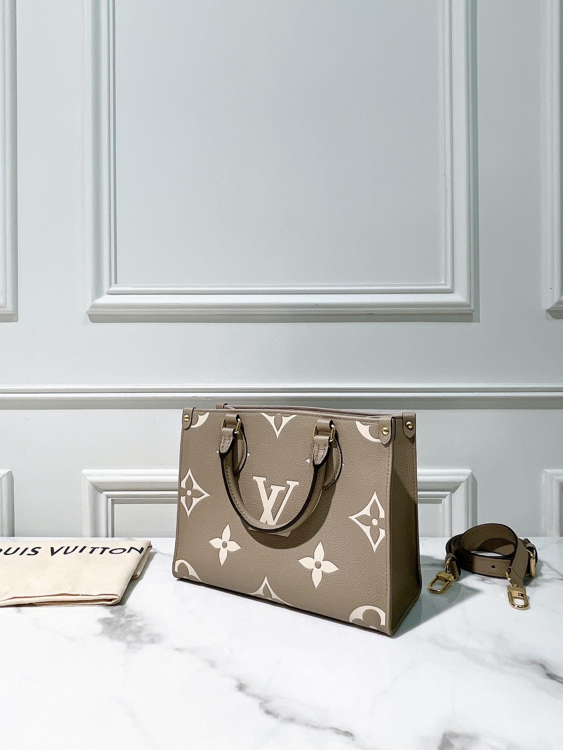 LV ONTHEGO PM, TOURTERELLE/CREAM/GOLD