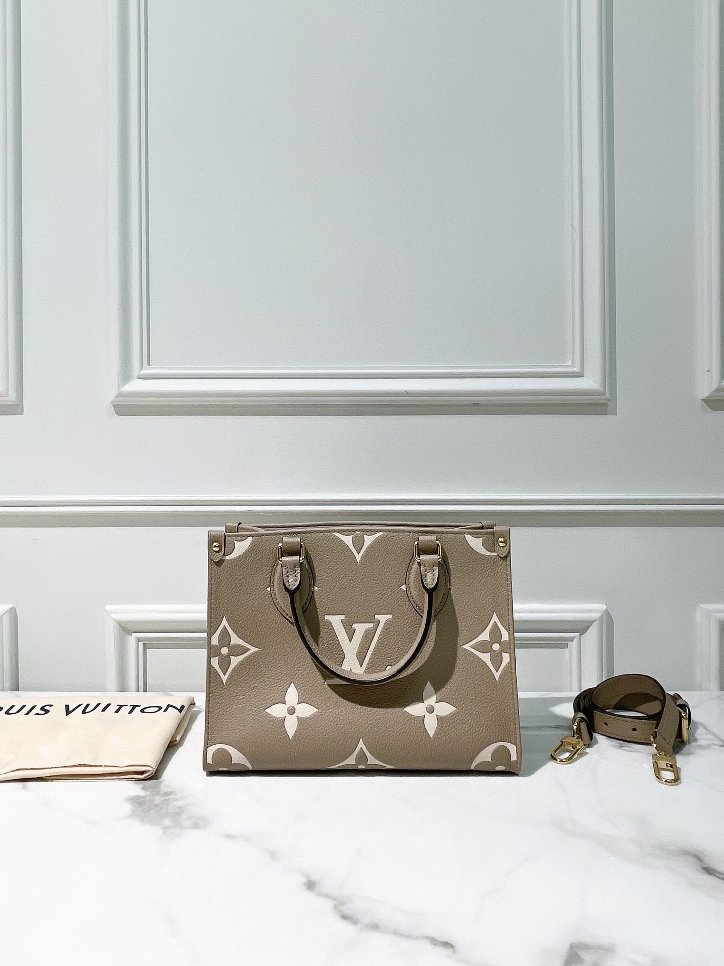 LV ONTHEGO PM, TOURTERELLE/CREAM/GOLD
