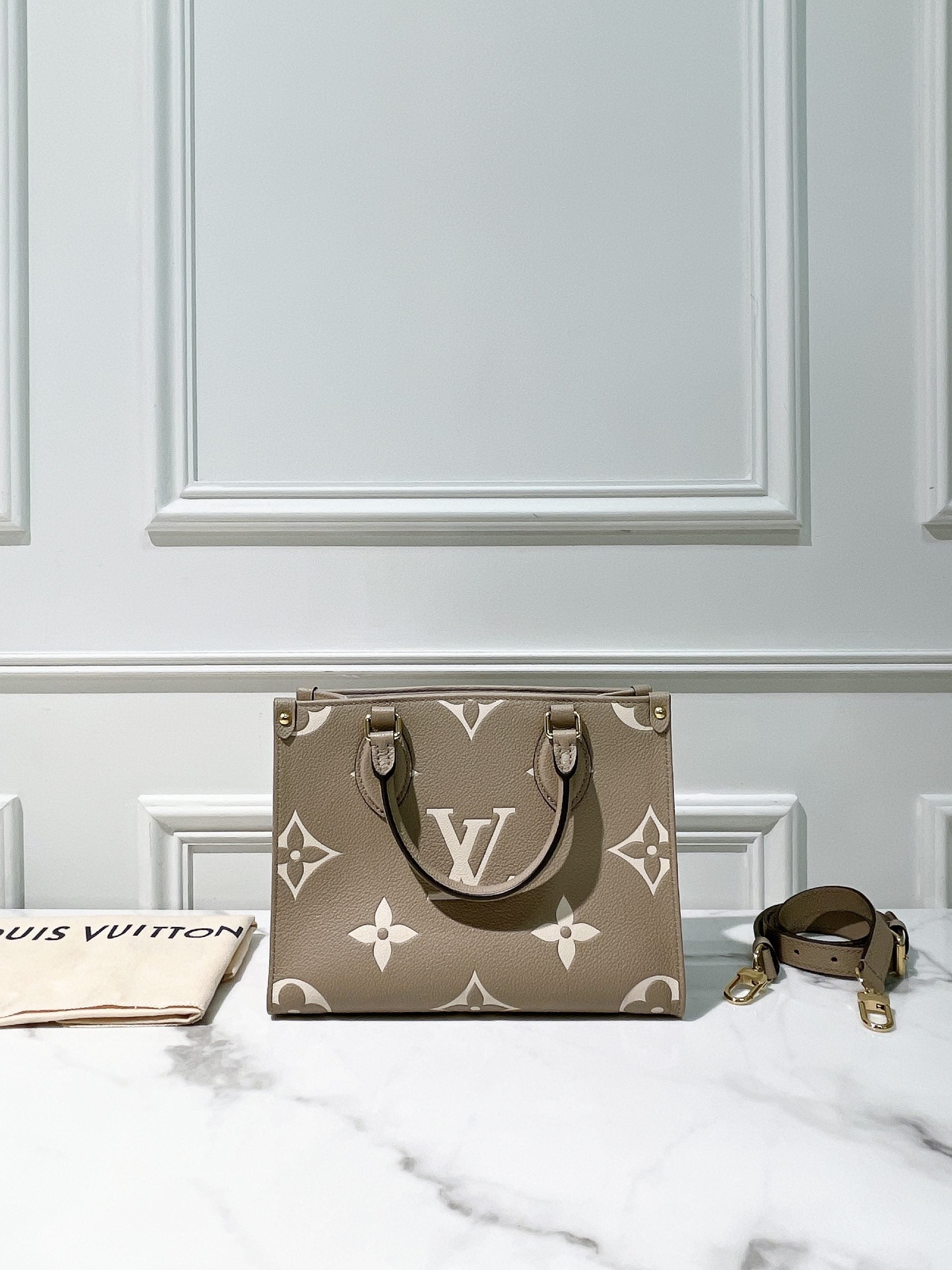LV ONTHEGO PM, TOURTERELLE/CREAM/GOLD