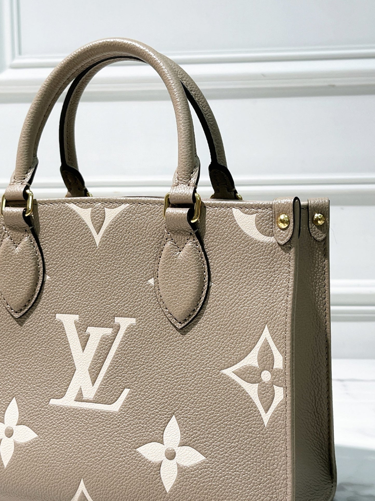 LV ONTHEGO PM, TOURTERELLE/CREAM/GOLD