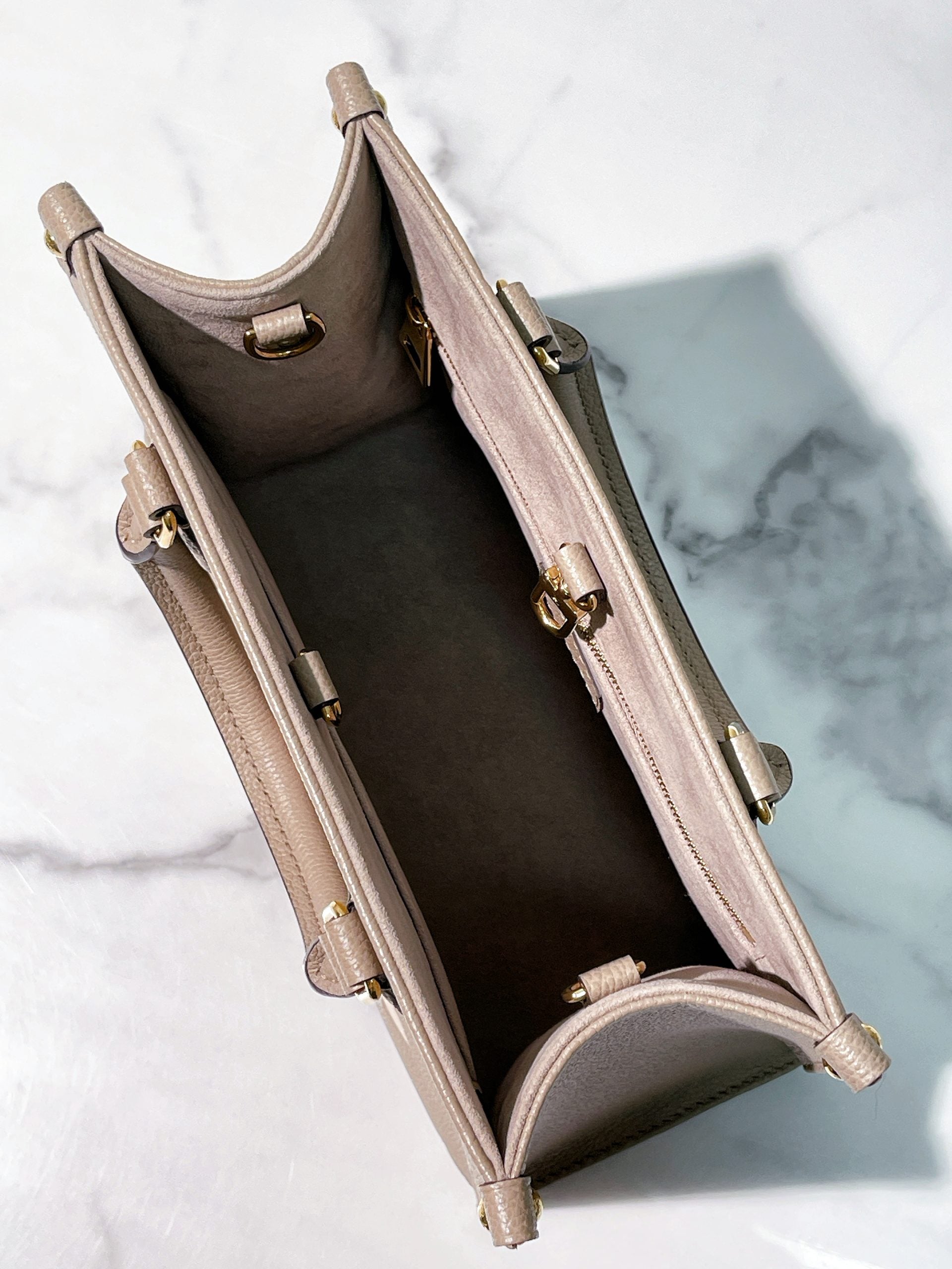 LV ONTHEGO PM, TOURTERELLE/CREAM/GOLD