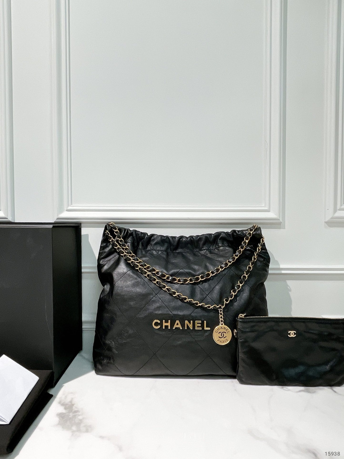 CHANEL 22 BAG MEDIUM, BLACK/GOLD
