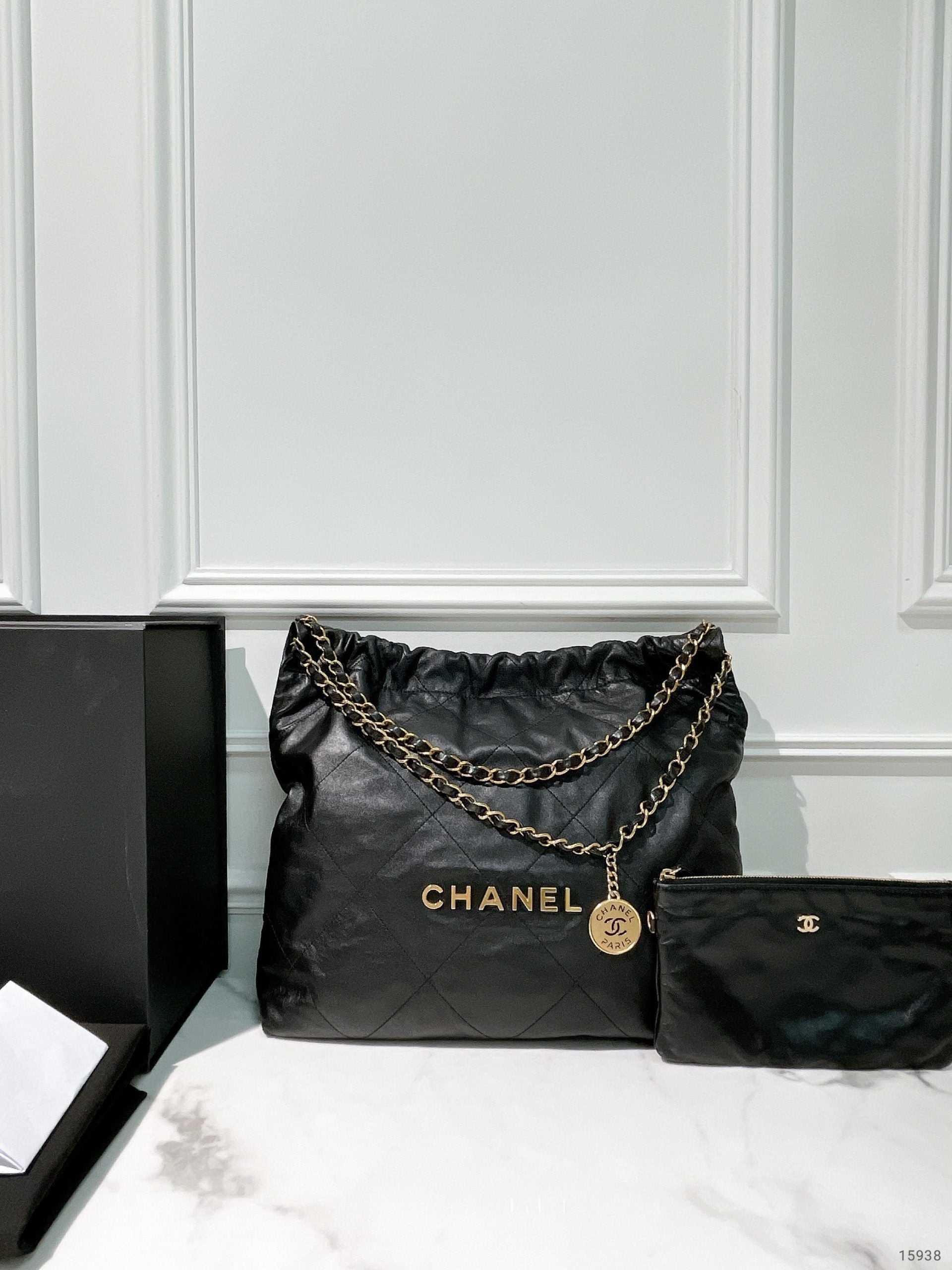 CHANEL 22 BAG MEDIUM, BLACK/GOLD