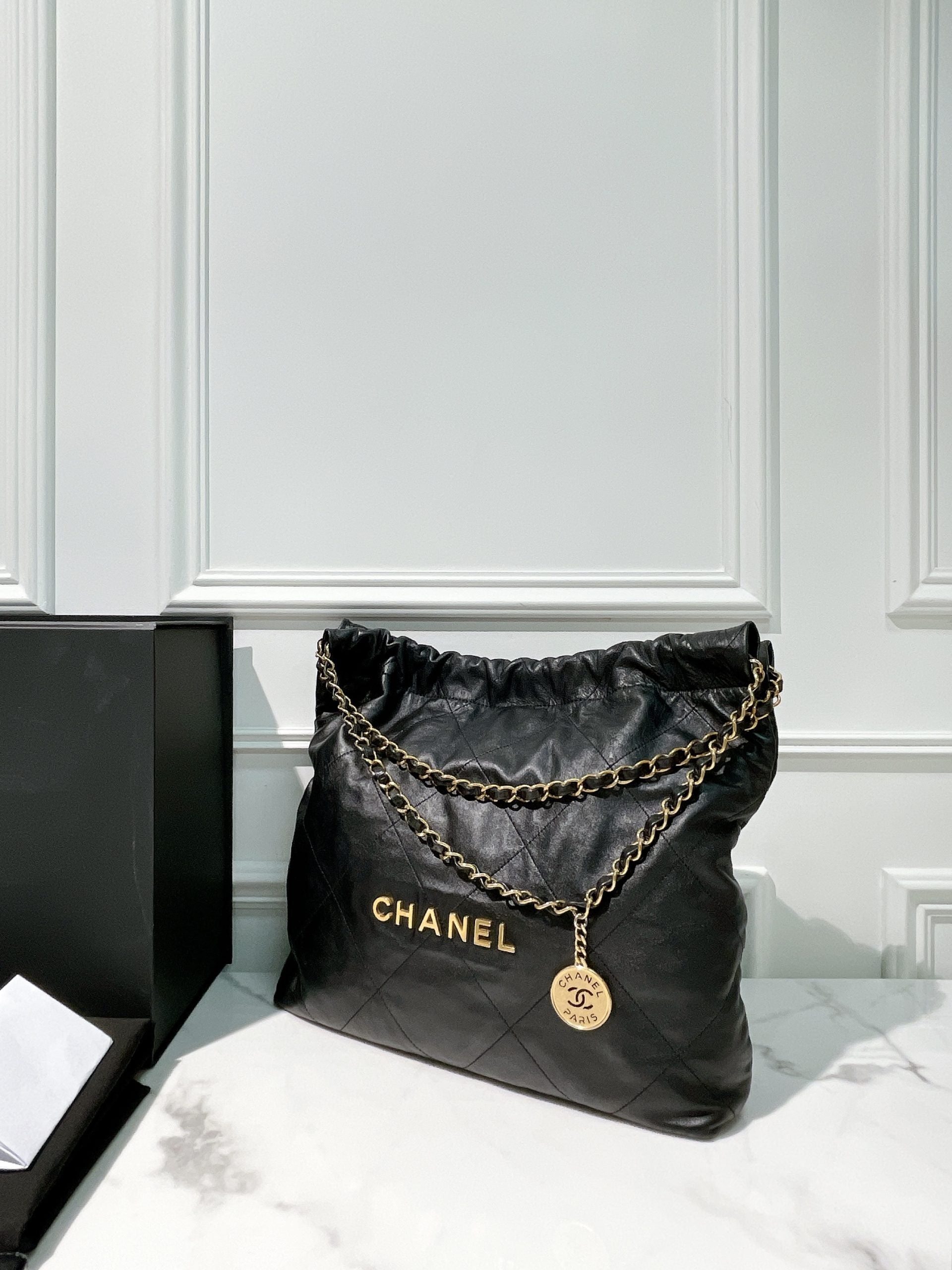 CHANEL 22 BAG MEDIUM, BLACK/GOLD