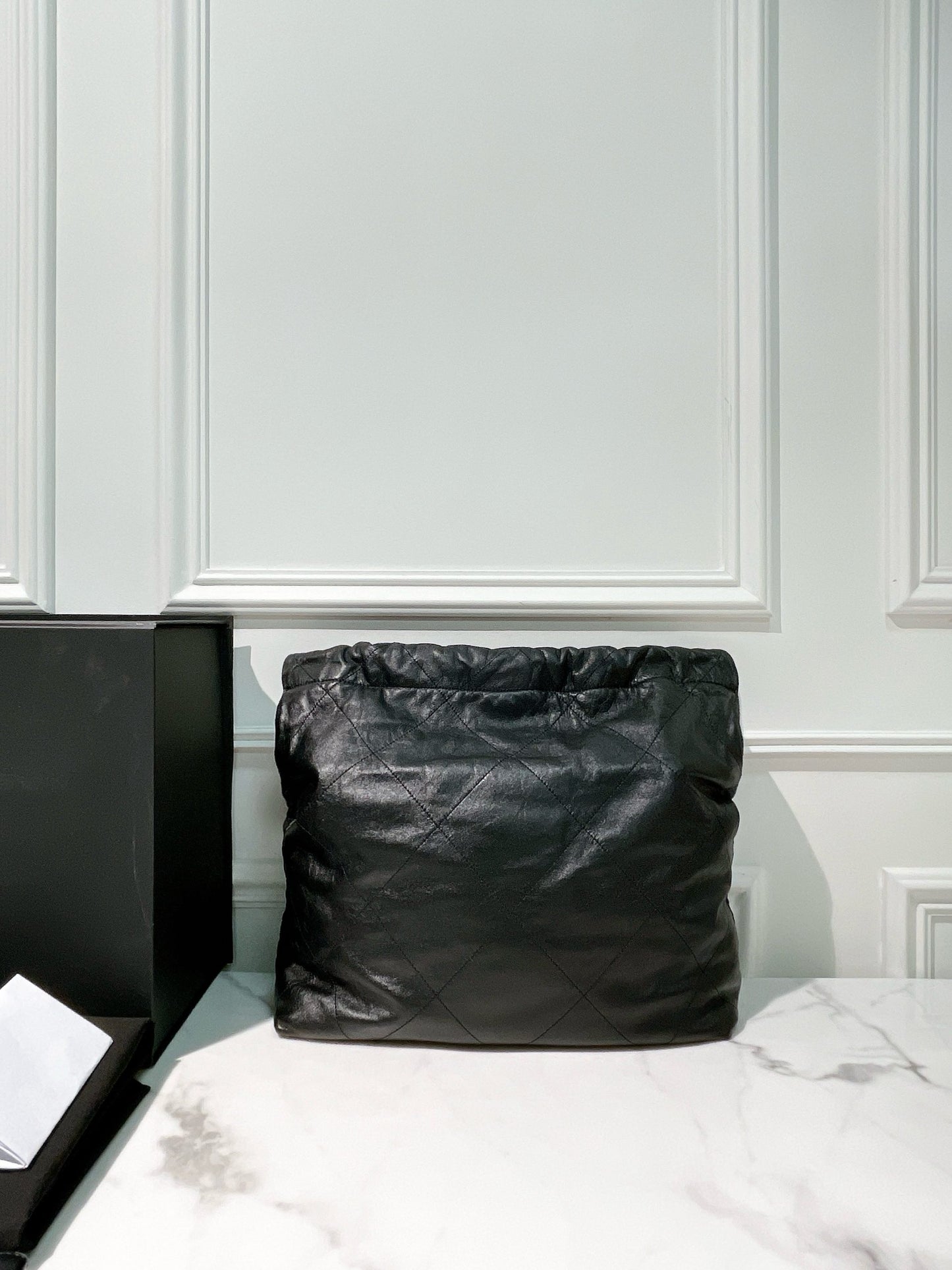 CHANEL 22 BAG MEDIUM, BLACK/GOLD