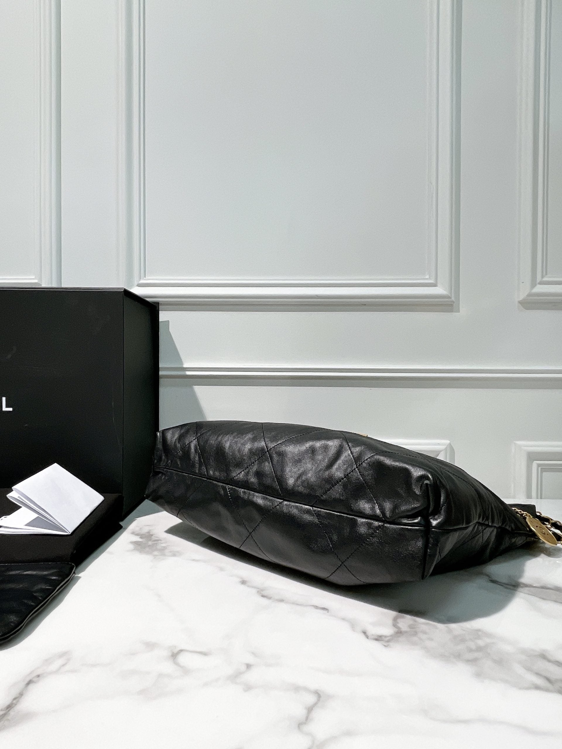 CHANEL 22 BAG MEDIUM, BLACK/GOLD