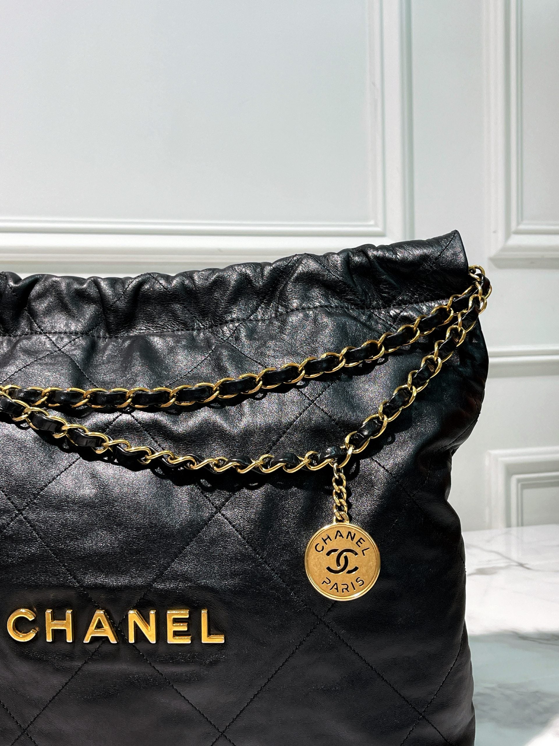 CHANEL 22 BAG MEDIUM, BLACK/GOLD