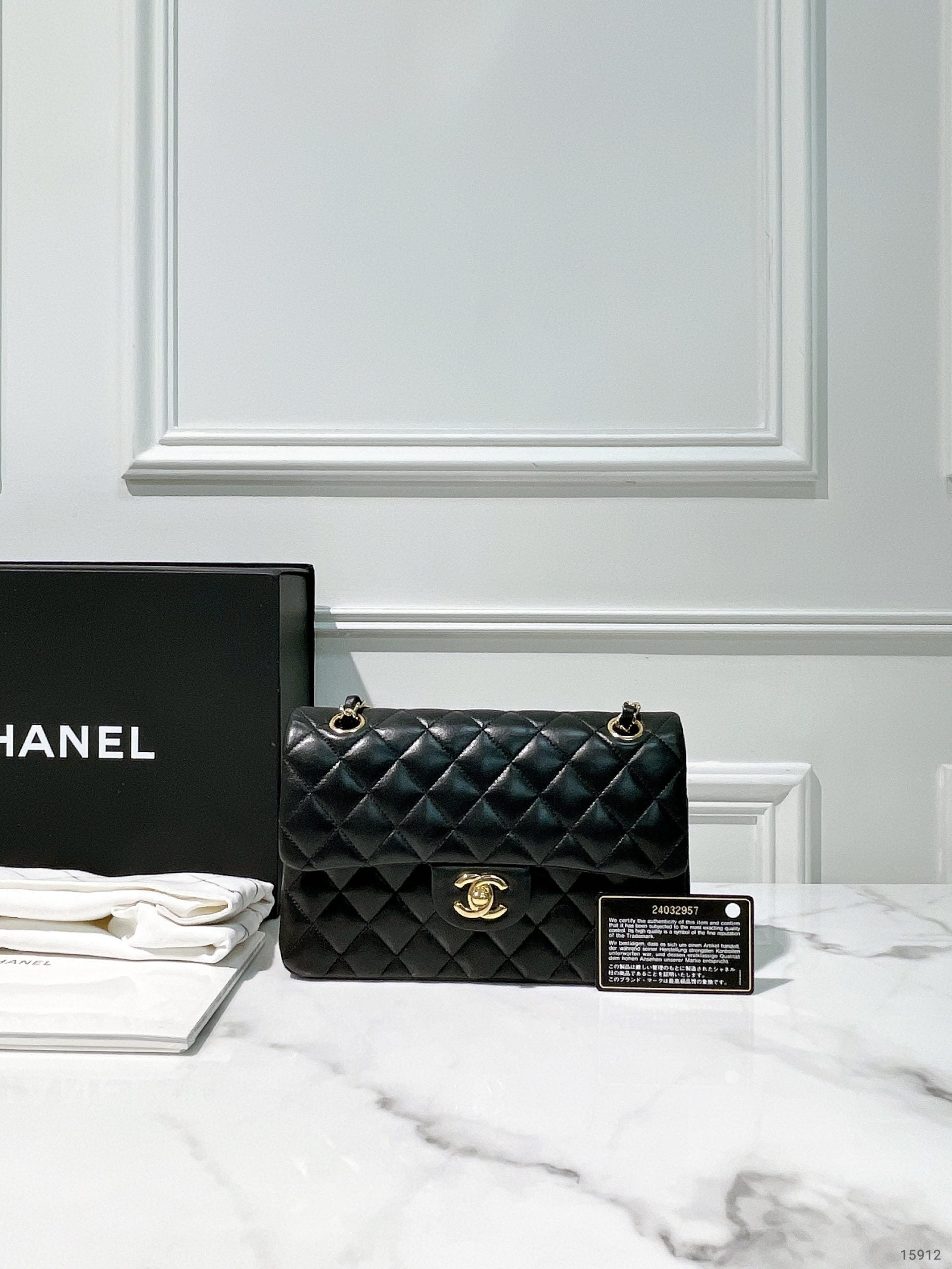 CHANEL CLASSIC FLAP SMALL, BLACK/GOLD