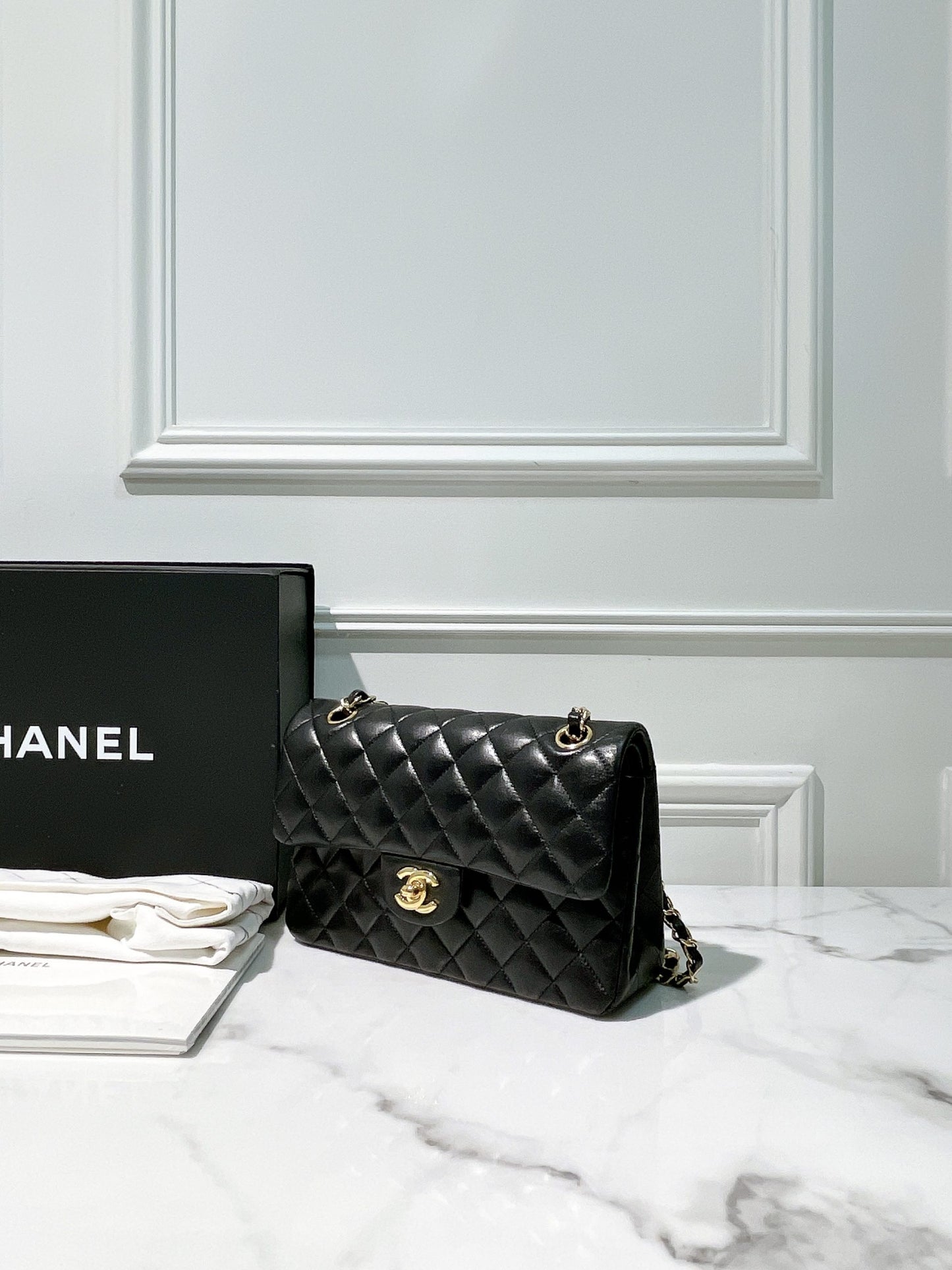 CHANEL CLASSIC FLAP SMALL, BLACK/GOLD