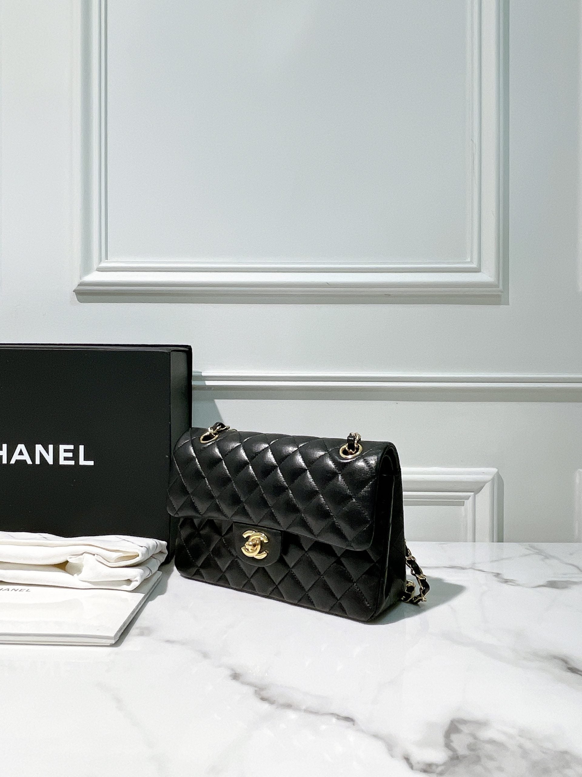 CHANEL CLASSIC FLAP SMALL, BLACK/GOLD