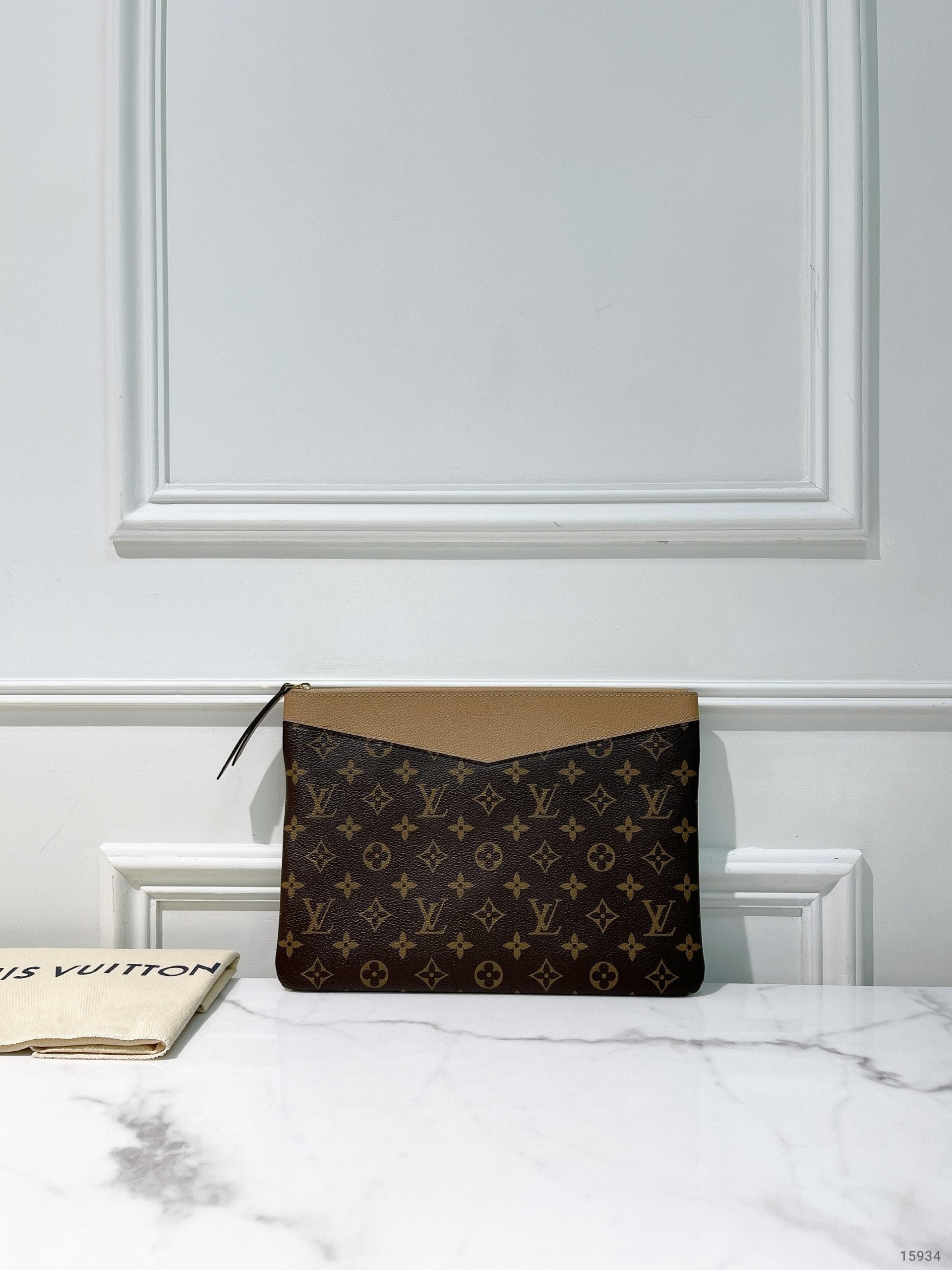 LV DAILY POUCH, Monogram