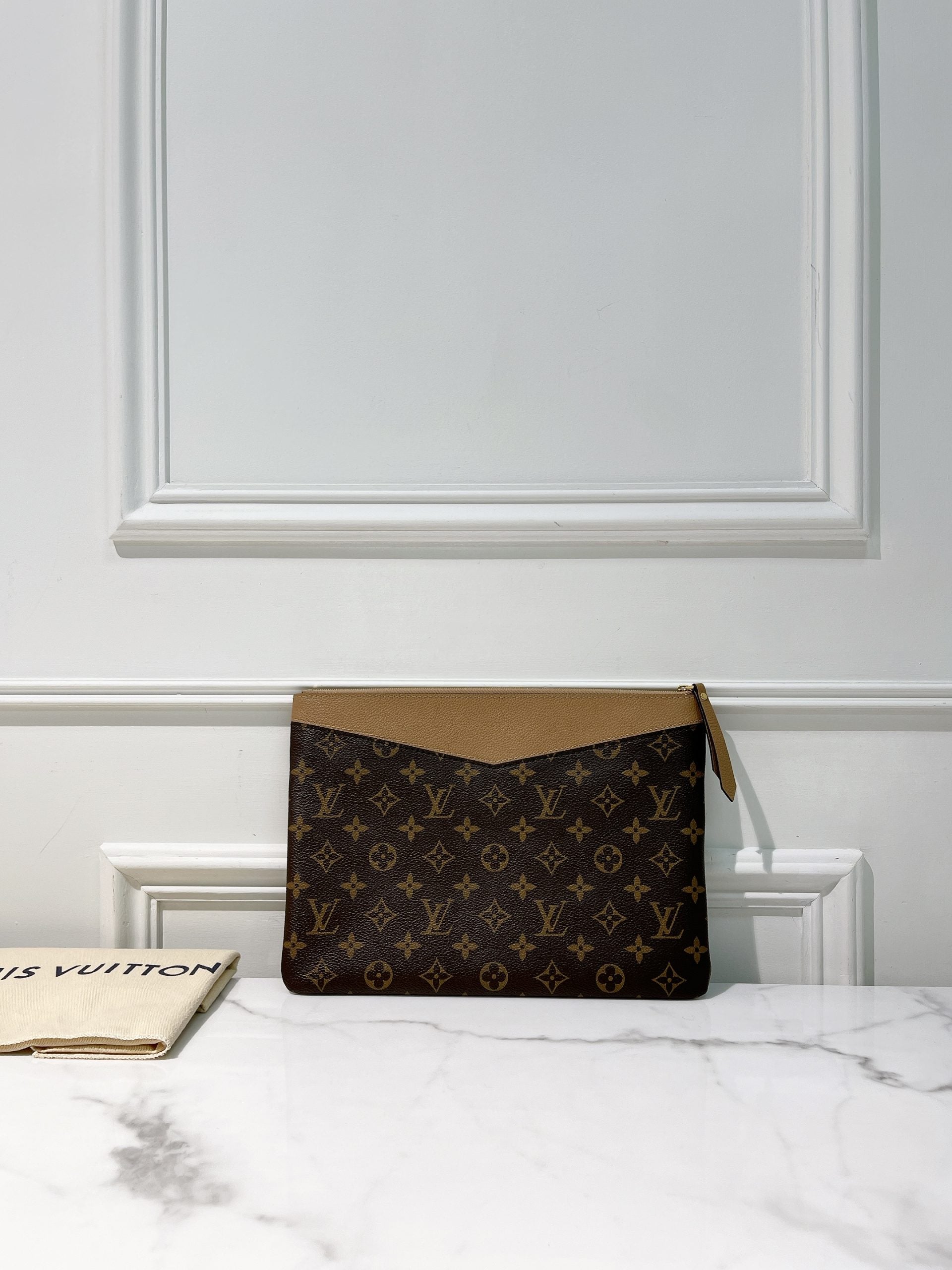 LV DAILY POUCH, Monogram