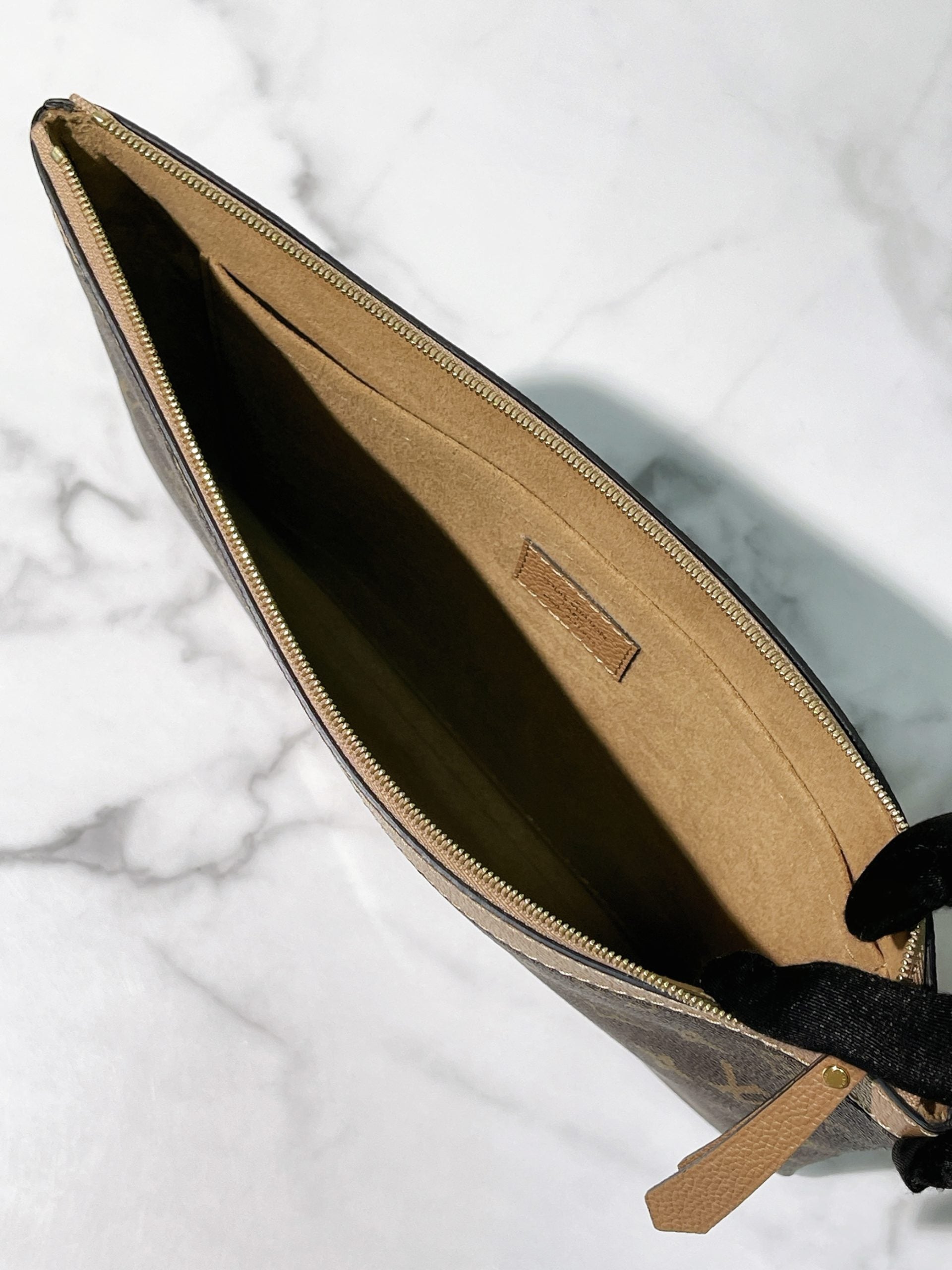 LV DAILY POUCH, Monogram