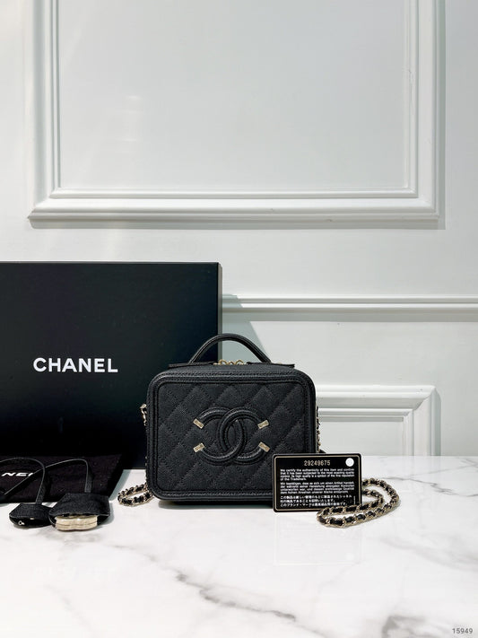 CHANEL SMALL VANITY CASE, Black/Gold