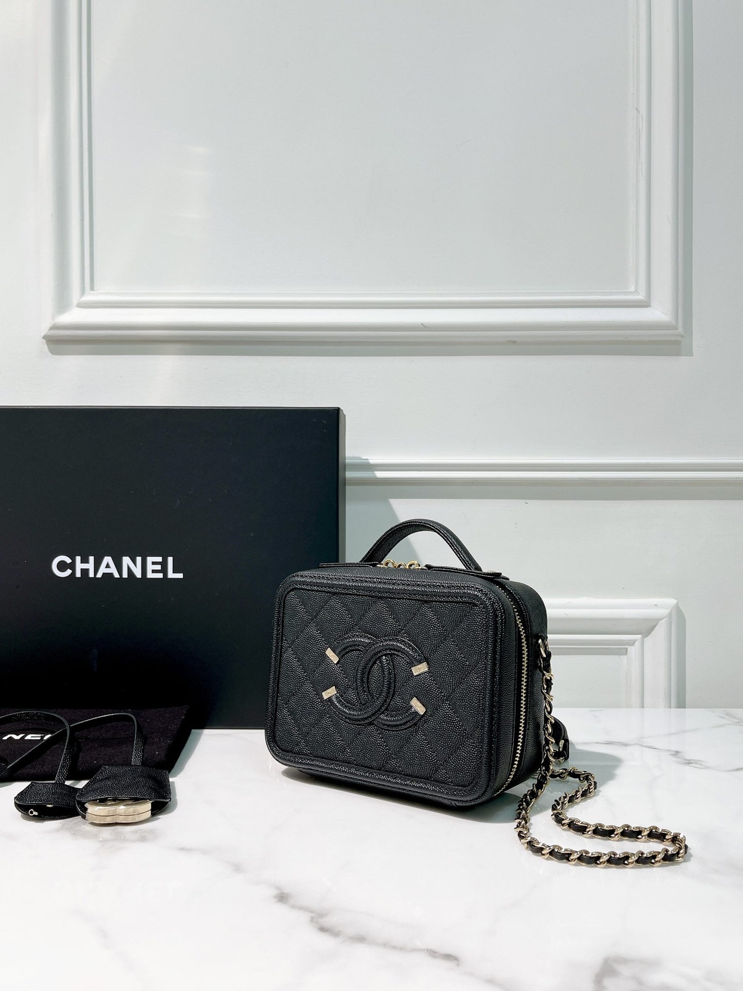 CHANEL SMALL VANITY CASE, Black/Gold