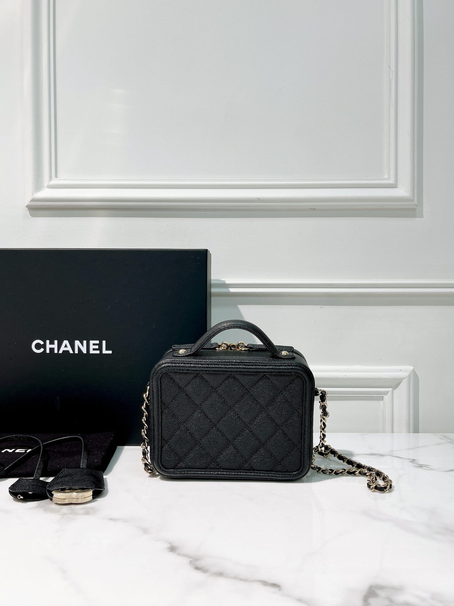CHANEL SMALL VANITY CASE, Black/Gold