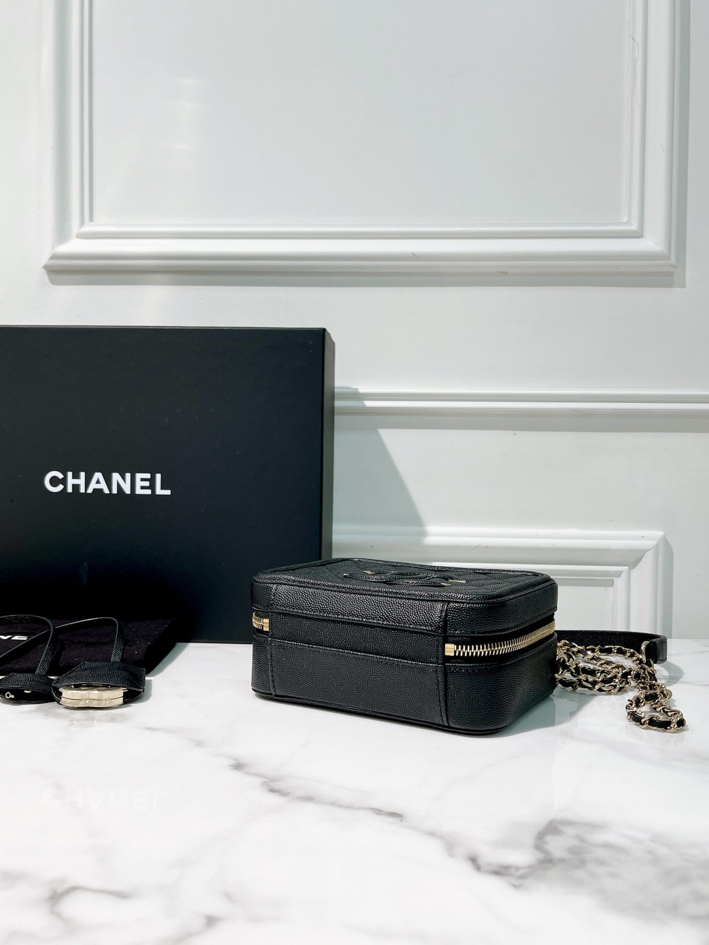 CHANEL SMALL VANITY CASE, Black/Gold